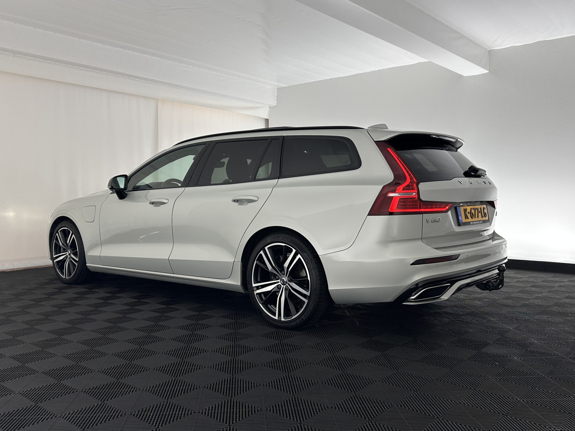 Volvo V60 2.0 T6 Recharge AWD R-Design (Plug-in) (INCL.BTW) Aut. *PANO | HEAD-UP | LEATHER-FABRIC | FULL-LED | MEMORY-PACK | HARMAN/KARDON | DIGI-COCKPIT | HEATED-SPORTSEATS | KEYLESS | DAB+ | NAVI-FULLMAP | PDC | CRUISE | TOWBAR | 19''ALU*