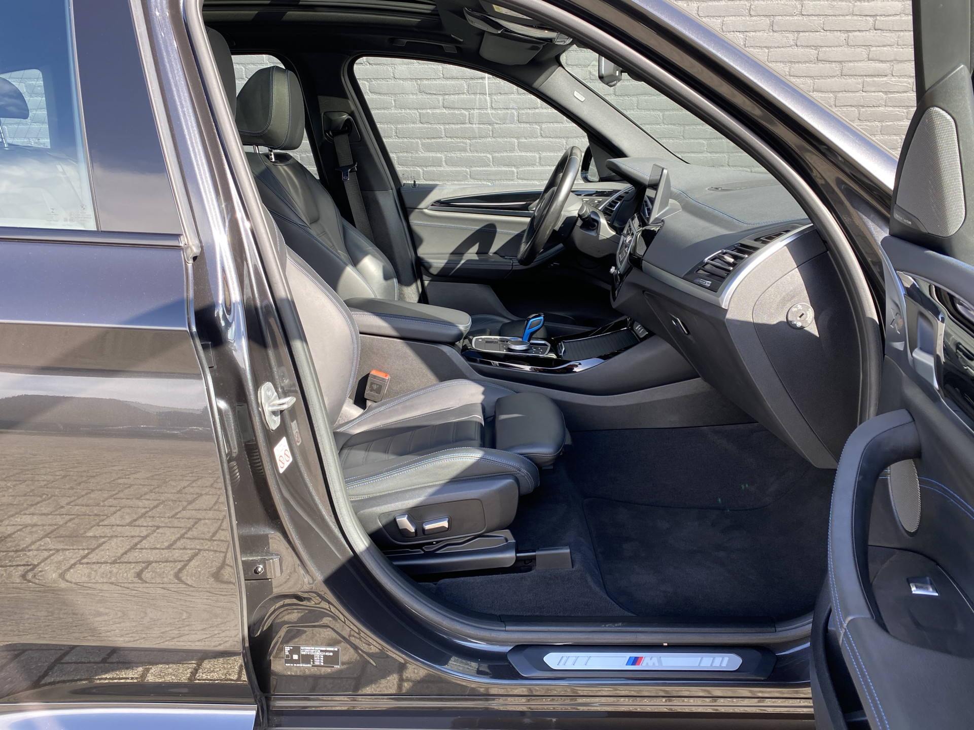 BMW iX3 M Sport High Executive 80 kWh | 1e eigenaar | dealer onderhouden | panoramadak | leder interieur | SOH accu 99.5%