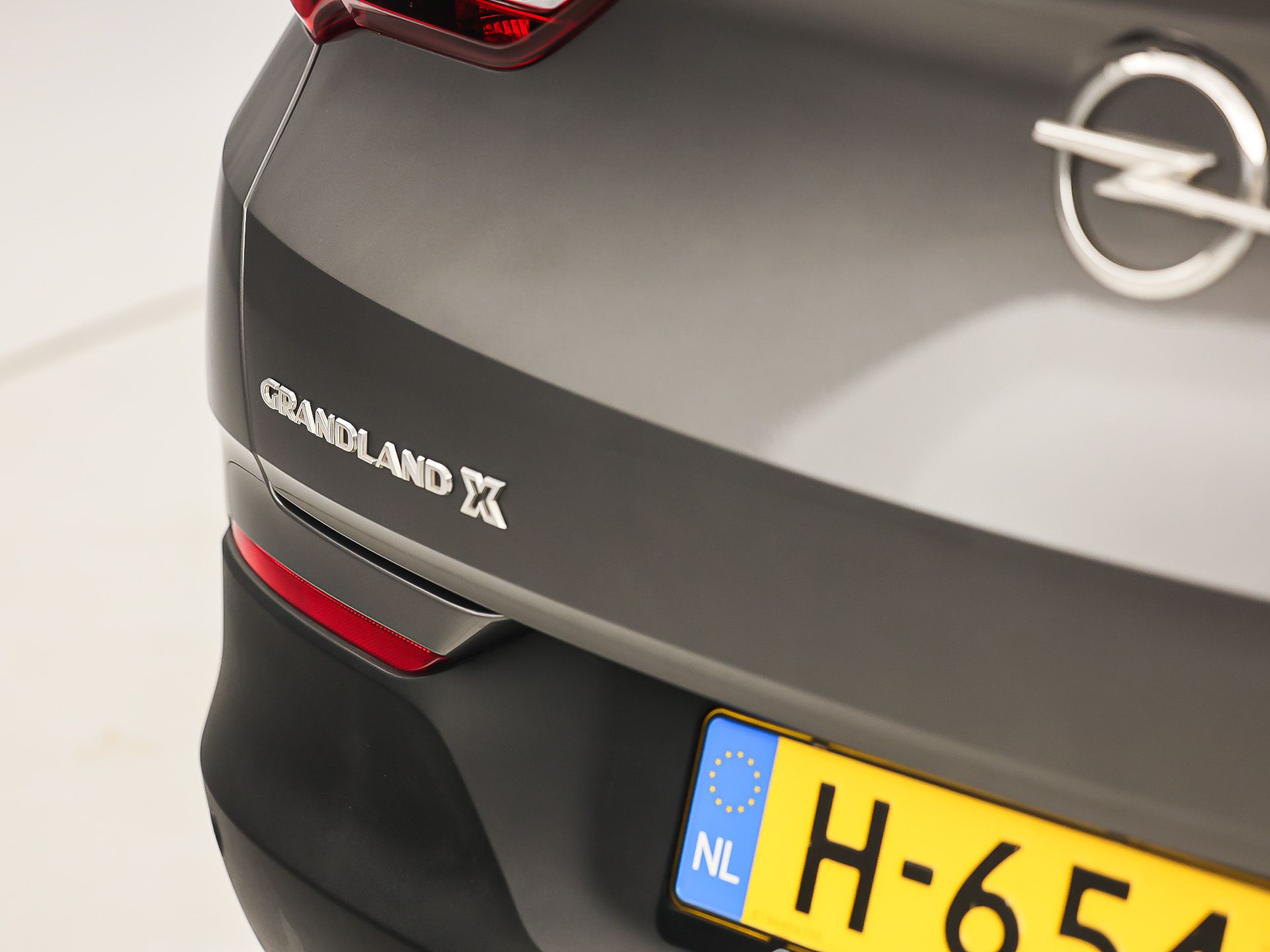 Opel Grandland X 1.2 Turbo Sport Automaat (APPLE CARPLAY, GROOT NAVI, CLIMATE, STUUR/STOELVERWARMING, SPORTSTOELEN, PARKEERSENSOREN, GETINT GLAS, CRUISE, NIEUWSTAAT)