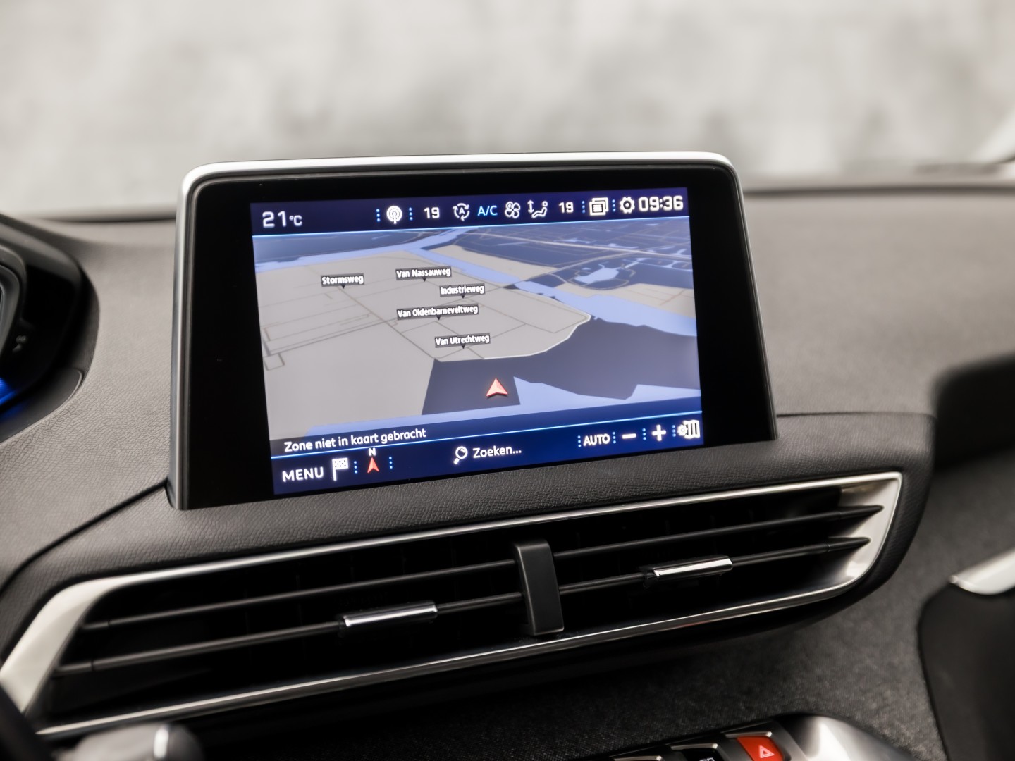 Peugeot 3008 1.2 PureTech Allure Sport (APPLE CARPLAY, GROOT NAVI, 360 CAMERA, DRIVE MODE, GETINT GLAS, SPORTSTOELEN, LEDER, TREKHAAK, CRUISE, NIEUWSTAAT)