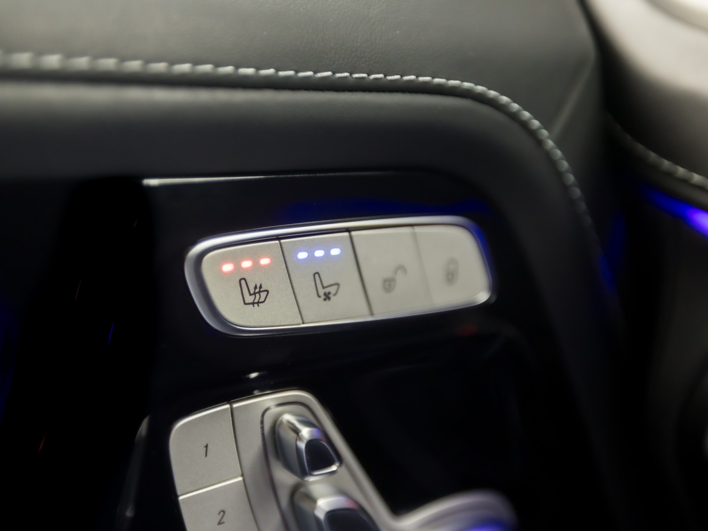 Mercedes-Benz G-Klasse 63 AMG 585Pk (SCHUIFDAK, CARBON PACK, ALCANTARA HEMEL, APPLE CARPLAY, BURMESTER, MASSAGE, STOELKOELING/VERWARMING, ADAPTIVE CRUISE, 360 CAMERA, SFEERVERLICHTING, TREKHAAK, NIEUWSTAAT)