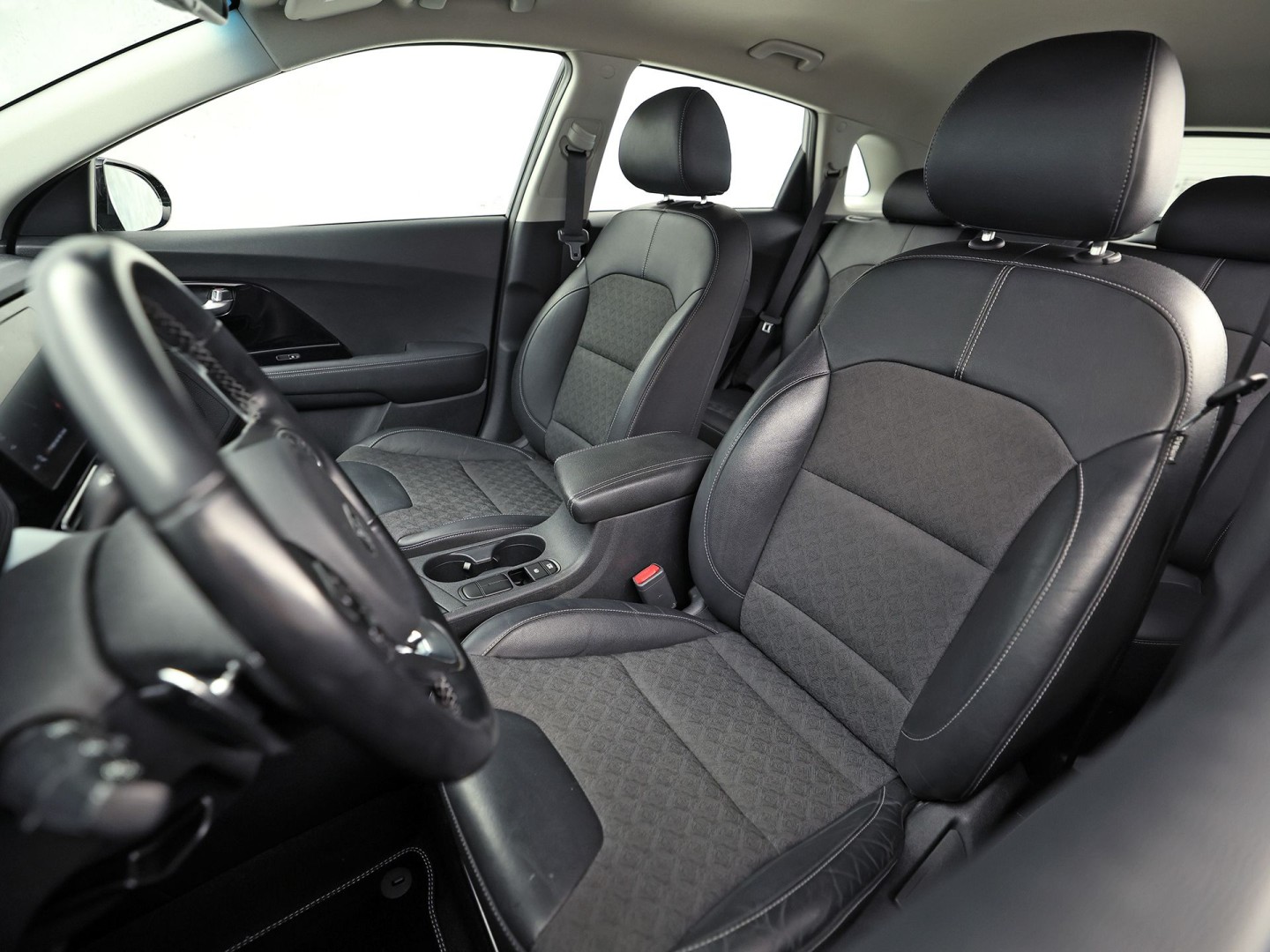 Kia Niro 1.6 GDi Hybrid DynamicLine 141Pk Automaat (APPLE CARPLAY, GROOT NAVI, CAMERA, TREKHAAK, SPORTSTOELEN, ADAPTIVE CRUISE, LANE ASSIST, NIEUWE APK, NIEUWSTAAT)