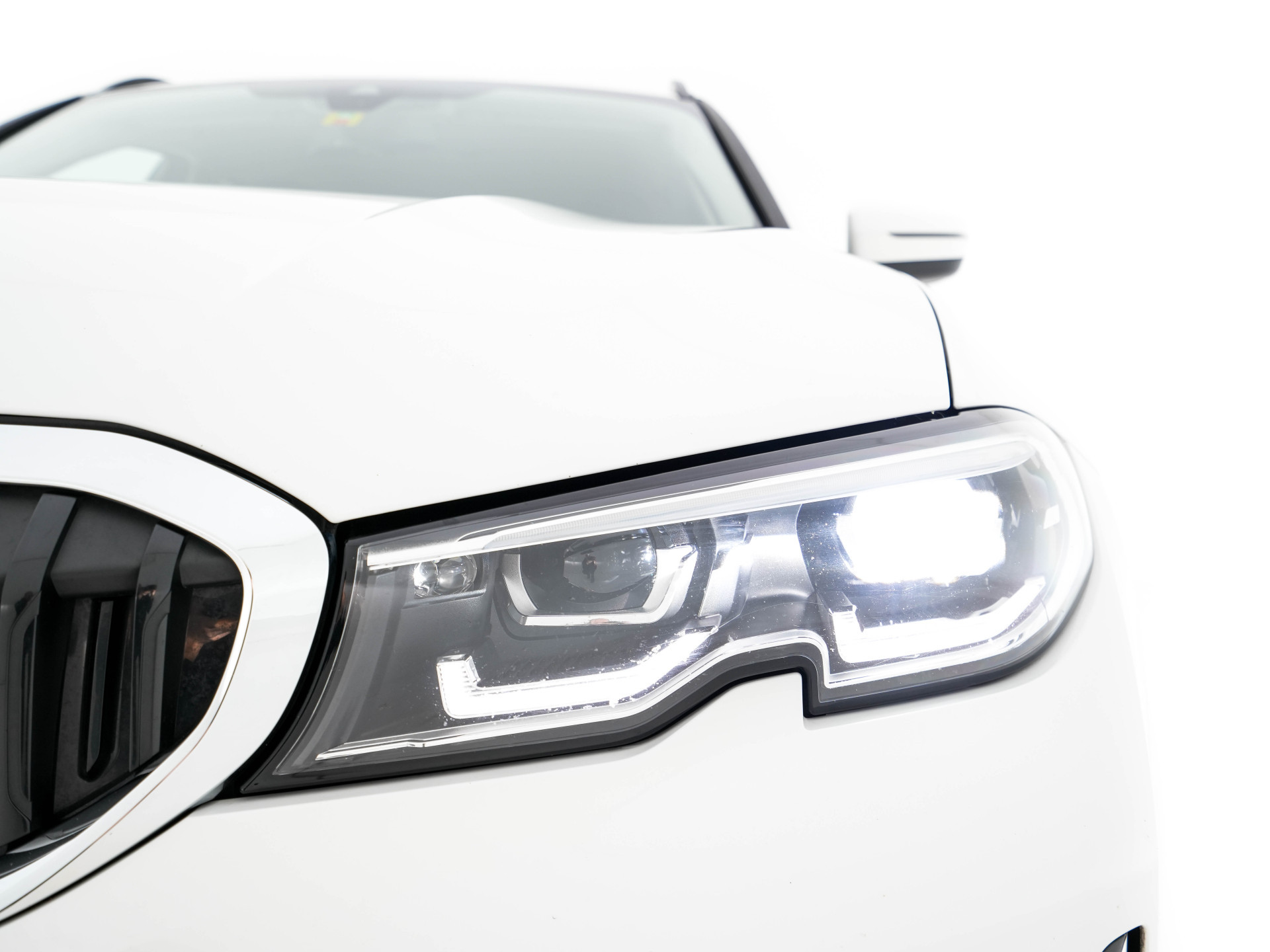 BMW 3-serie Touring 330e Plug-In (INCL-BTW) *LUXURY-LEATHER | NAVI-FULLMAP |  DIGI-COCKPIT | FULL-LED | DAB | ECC | PDC | ADAPTIVE-CRUISE | HEATED-SPORSEATS | KEYLESS | PRIVACY-GLASS | KEYLESS | CARPLAY | TOWBAR | 17"ALU*