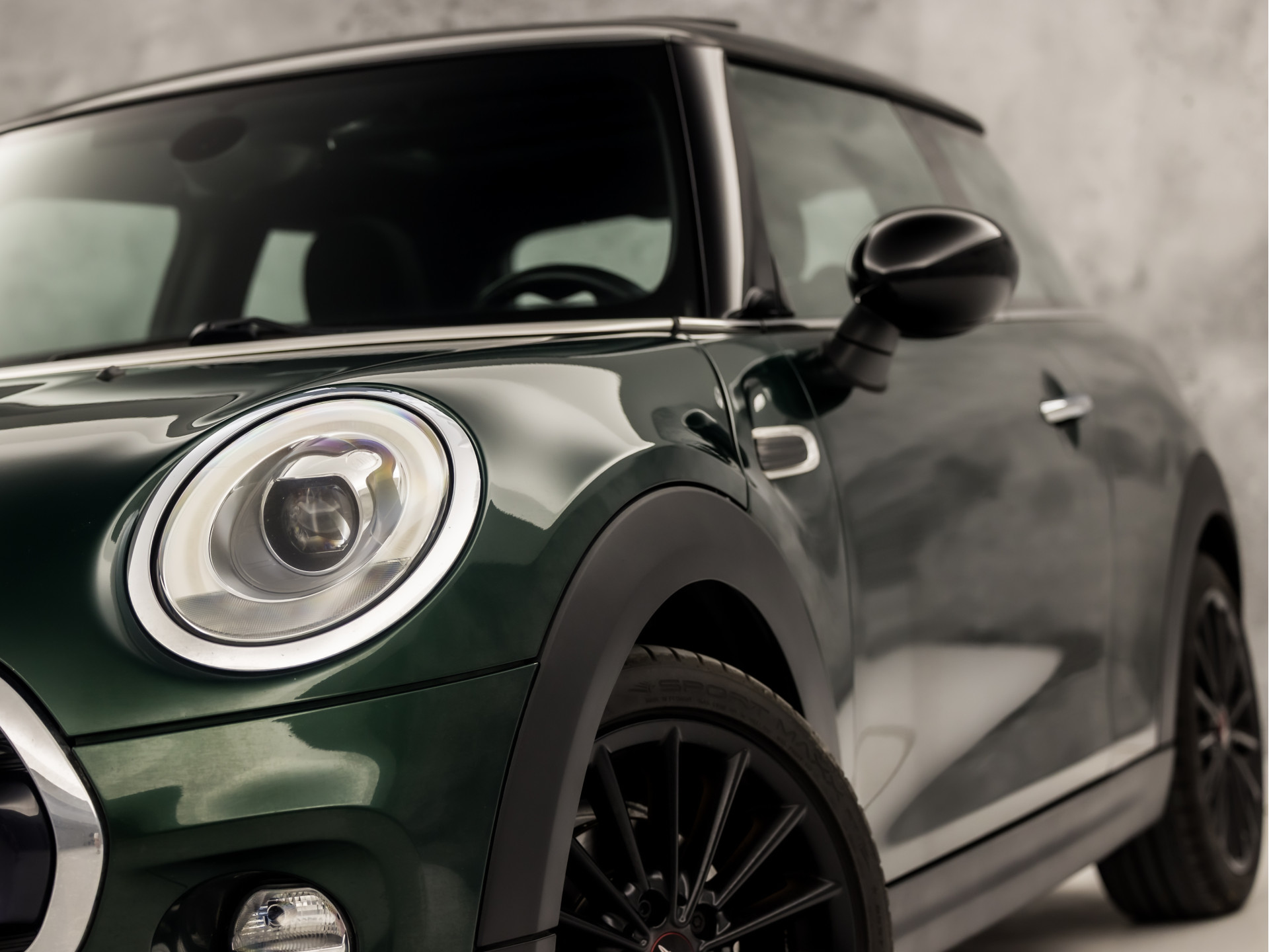 MINI Mini 1.5 Cooper Sport Automaat (PANORAMADAK, JCW PACK, NAVIGATIE, CLIMATE, ZWART HEMEL, SPORTSTOELEN, PARKEERSENSOREN, CRUISE, NIEUWE APK, NIEUWSTAAT)