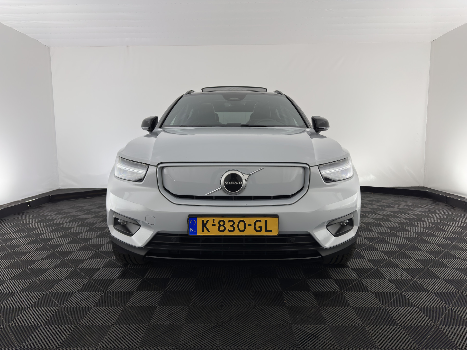 Volvo XC40 Recharge P8 AWD R-Design [ 3-Fase ] {SOH-89%} (INCL-BTW) *PANO | LEATHER-MICROFIBRE | DIGI-COCKPIT | FULL-LED | NAVI-FULLMAP | ECC | CARPLAY | PDC | KEYLESS | HEATED-SPORTSEATS | BLIS | PRIVACY-GLASS | 20"ALU*