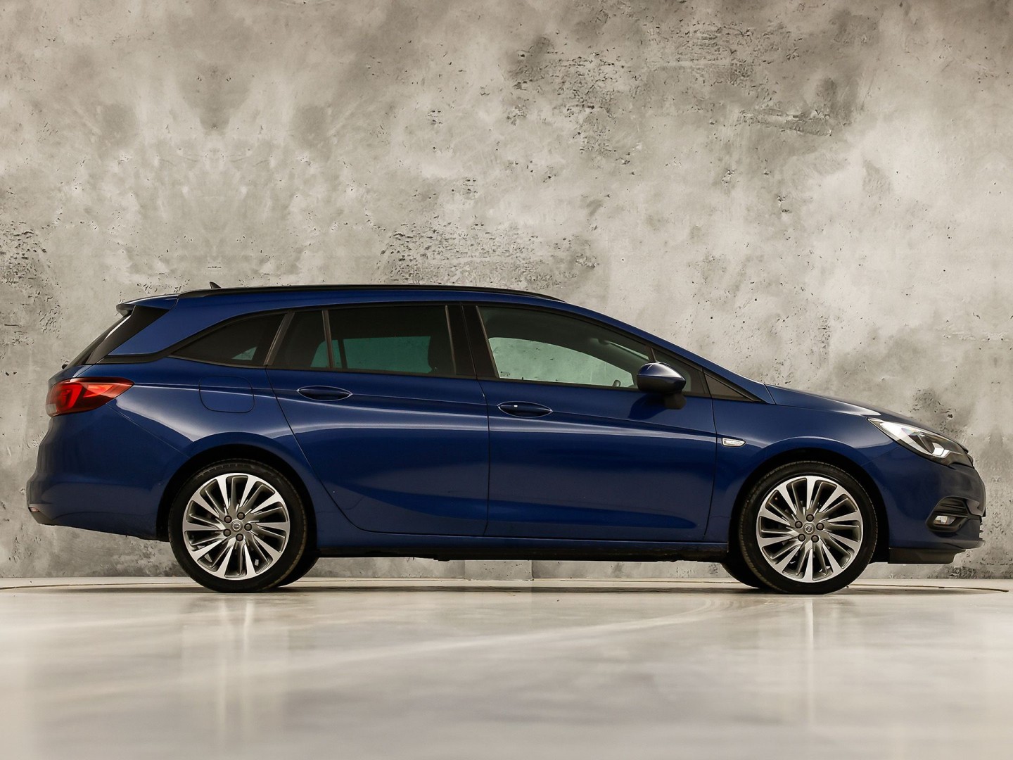 Opel Astra Sports Tourer 1.2 Launch Sport (VIRTUAL COCKPIT, APPLE CARPLAY, GROOT NAVI, CAMERA, STUUR/STOELVERWARMING, SPORTSTOELEN, GETINT GLAS, ADAPTIVE CRUISE, ZWART HEMEL, NIEUWSTAAT)