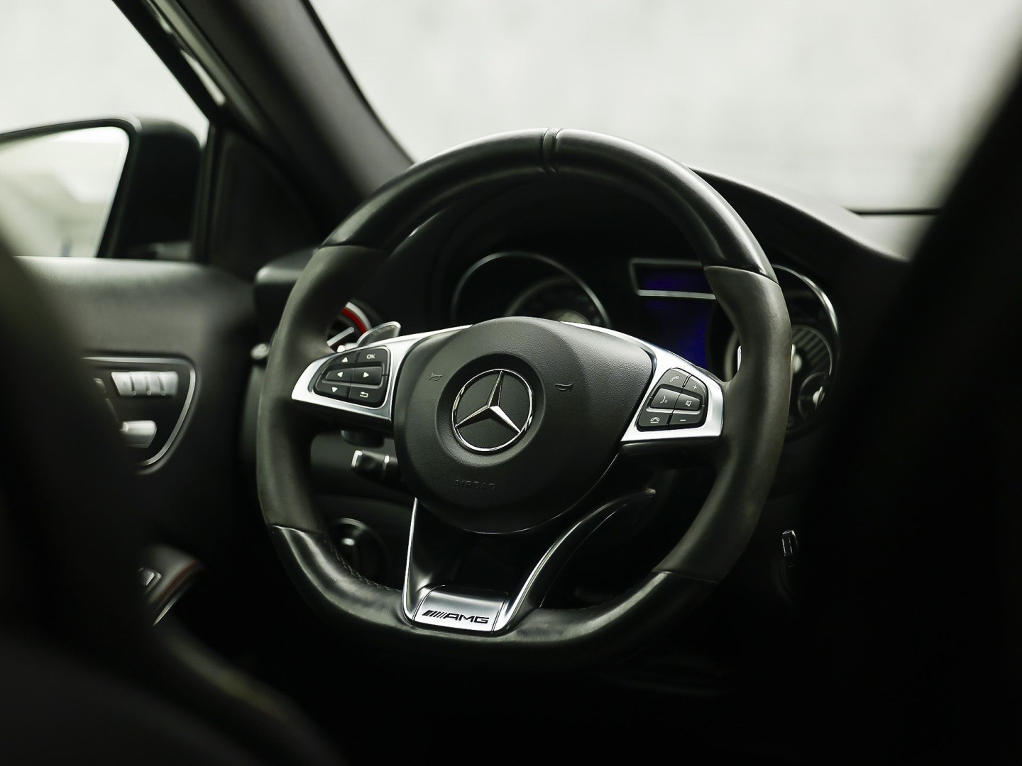 Mercedes-Benz GLA AMG 45 4MATIC Automaat 360Pk (PANORAMAKDAK, NAVIGATIE, MEMORY SEATS, KUIPSTOELEN, STOELVERWARMING, SPOILER, NIEUWE APK, NIEUWSTAAT)