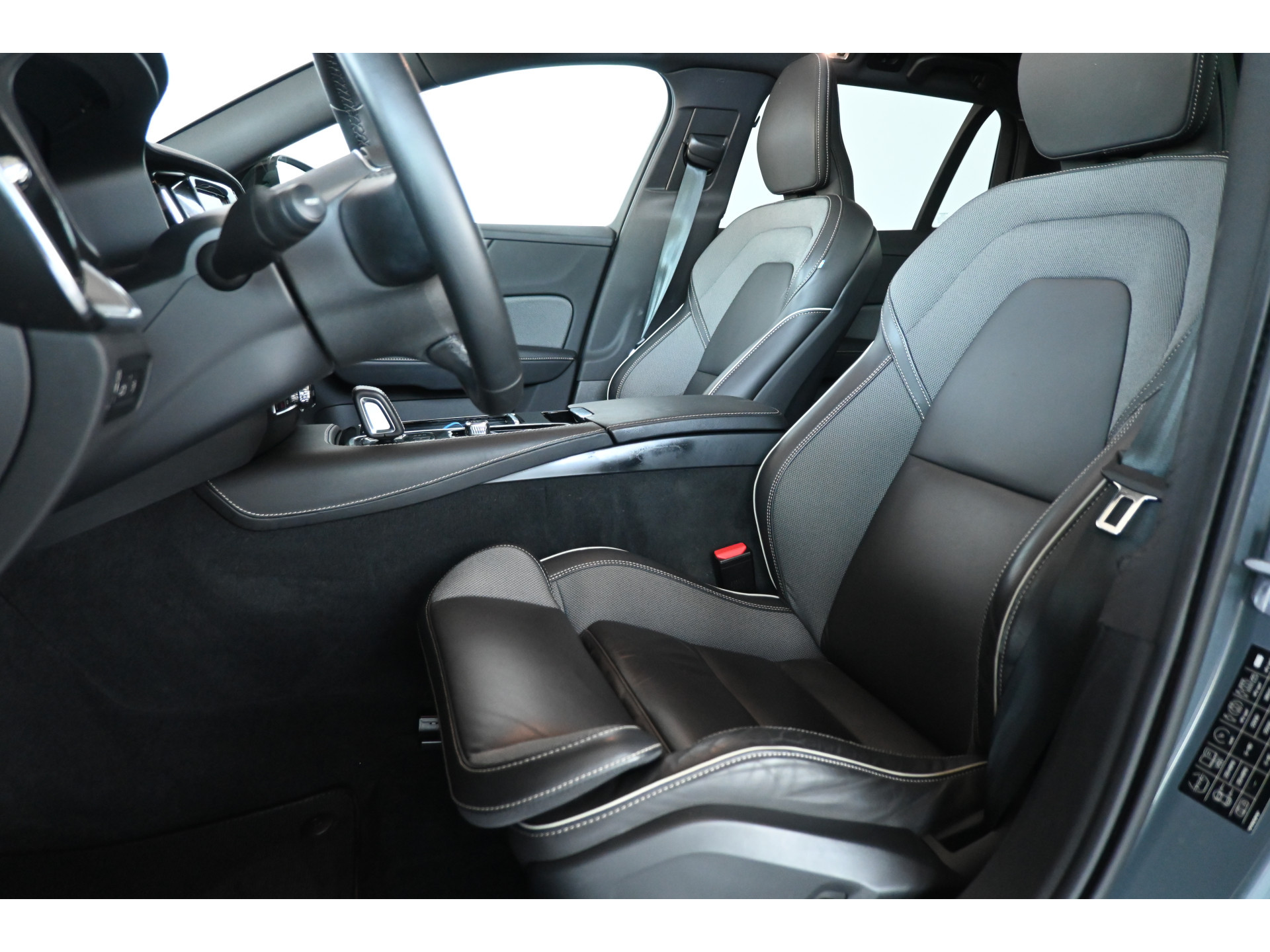 Volvo V60 2.0 T8 Plug-in hybrid AWD Plus Bright Panoramdak Stoelverwarming Carplay Led Adaptieve Cruise  Clima Lane Assist Camera 100% Onderhouden! Inruil Mogelijk!