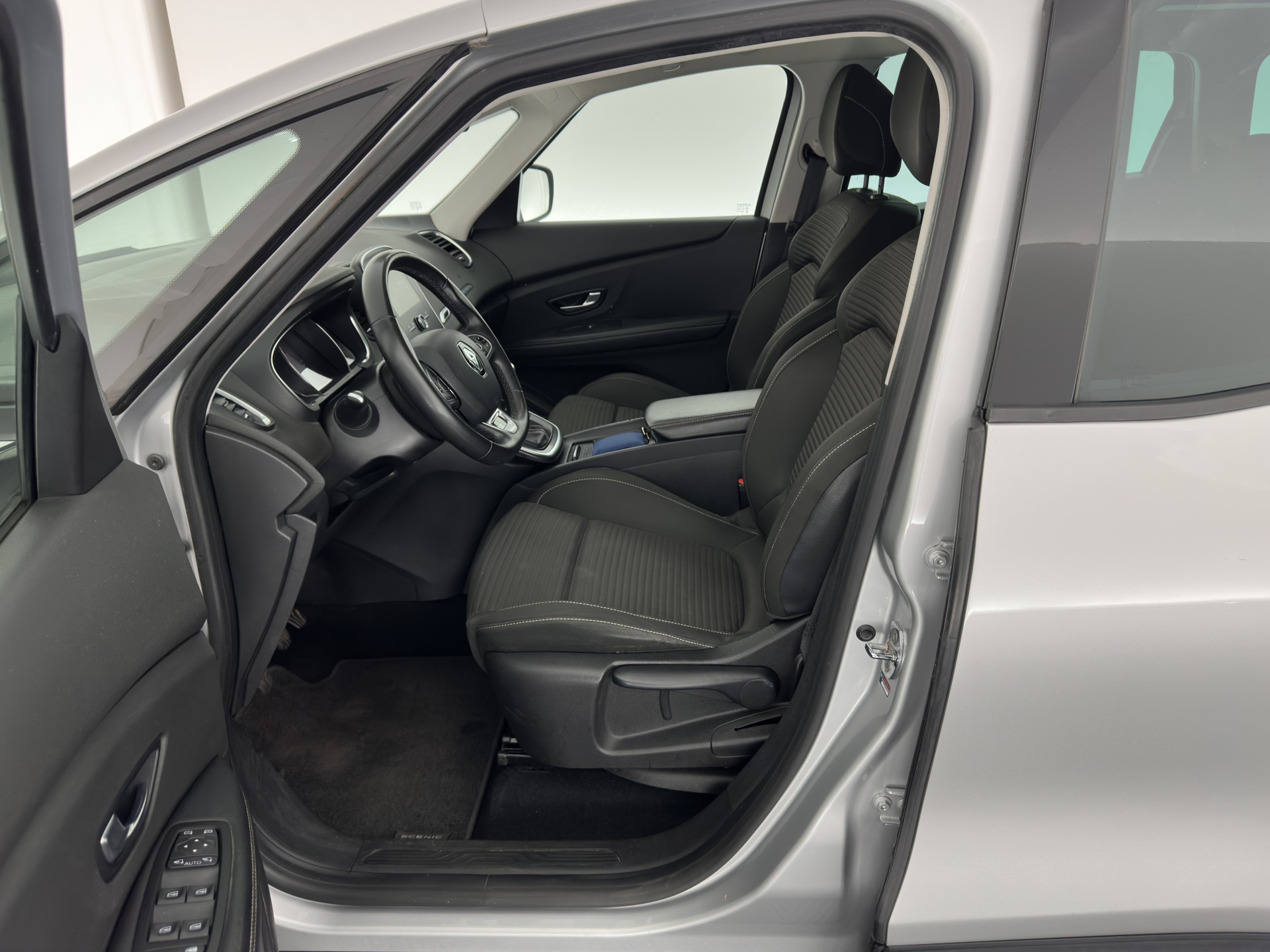 Renault Grand Scénic 1.3 TCe Business Zen [ 7-Pers. ] (INCL-BTW) *NAVI-FULLMAP | COMFORT-SEATS | DIGI-COCKPIT | ECC | PDC | CRUISE | PRIVACY-GLASS | DAB | CARPLAY*