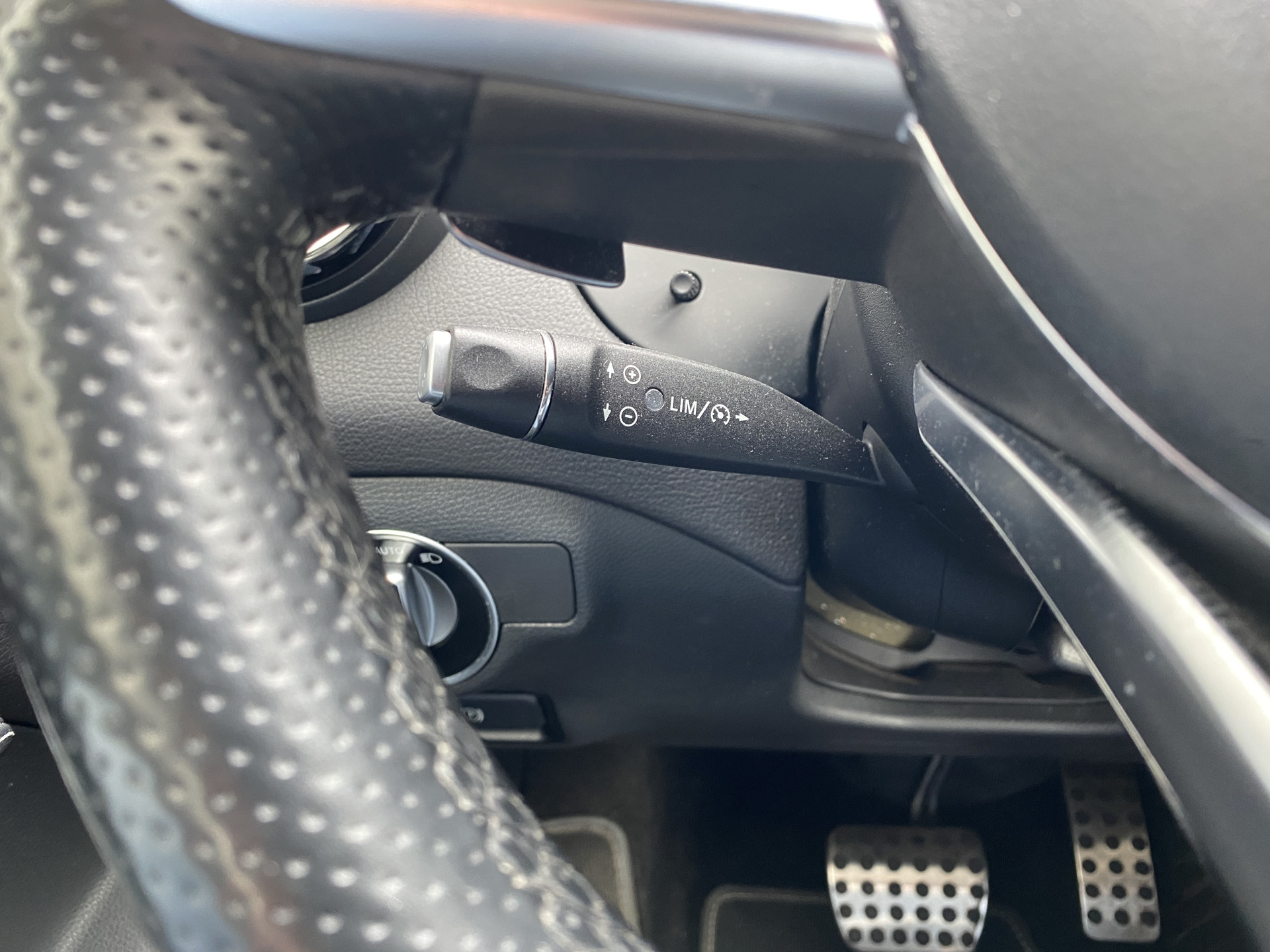 Mercedes-Benz A-klasse 180 Business Solution AMG Edition AUT. | leder/alcantara | 18 inch AMG velgen | navigatie | sportstoelen | sfeerverl.