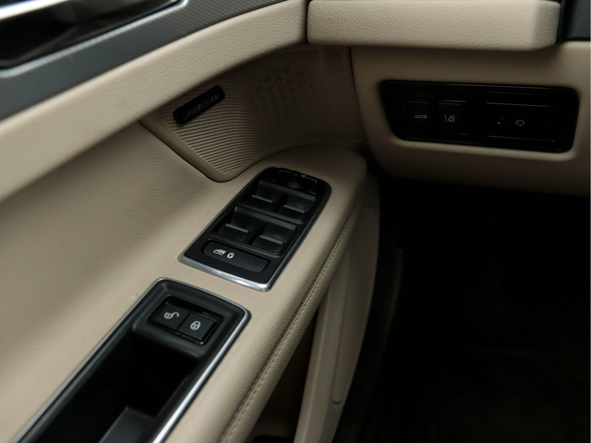 Jaguar XF 2.0D Portfolio Premium-Business-Pack Aut *LEATHER | BI-XENON | NAVI-FULLMAP | KEYLESS | MERIDIAN-SURROUND | SHIFT-PADDLES |  LANE-ASSIST | CRUISE | CAMERA | HEATED/COOLED-COMFORTSEATS | 17"ALU*