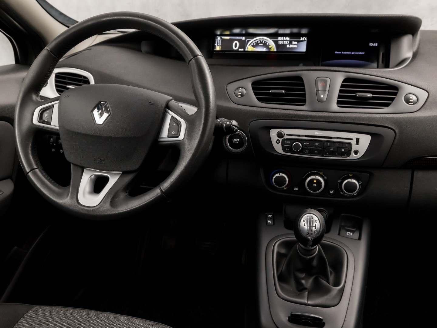 Renault Scénic 1.6 Sport (NAVIGATIE, AIRCO, CRUISE, TREKHAAK, SPORTSTOELEN, NIEUWE APK, NIEUWSTAAT)