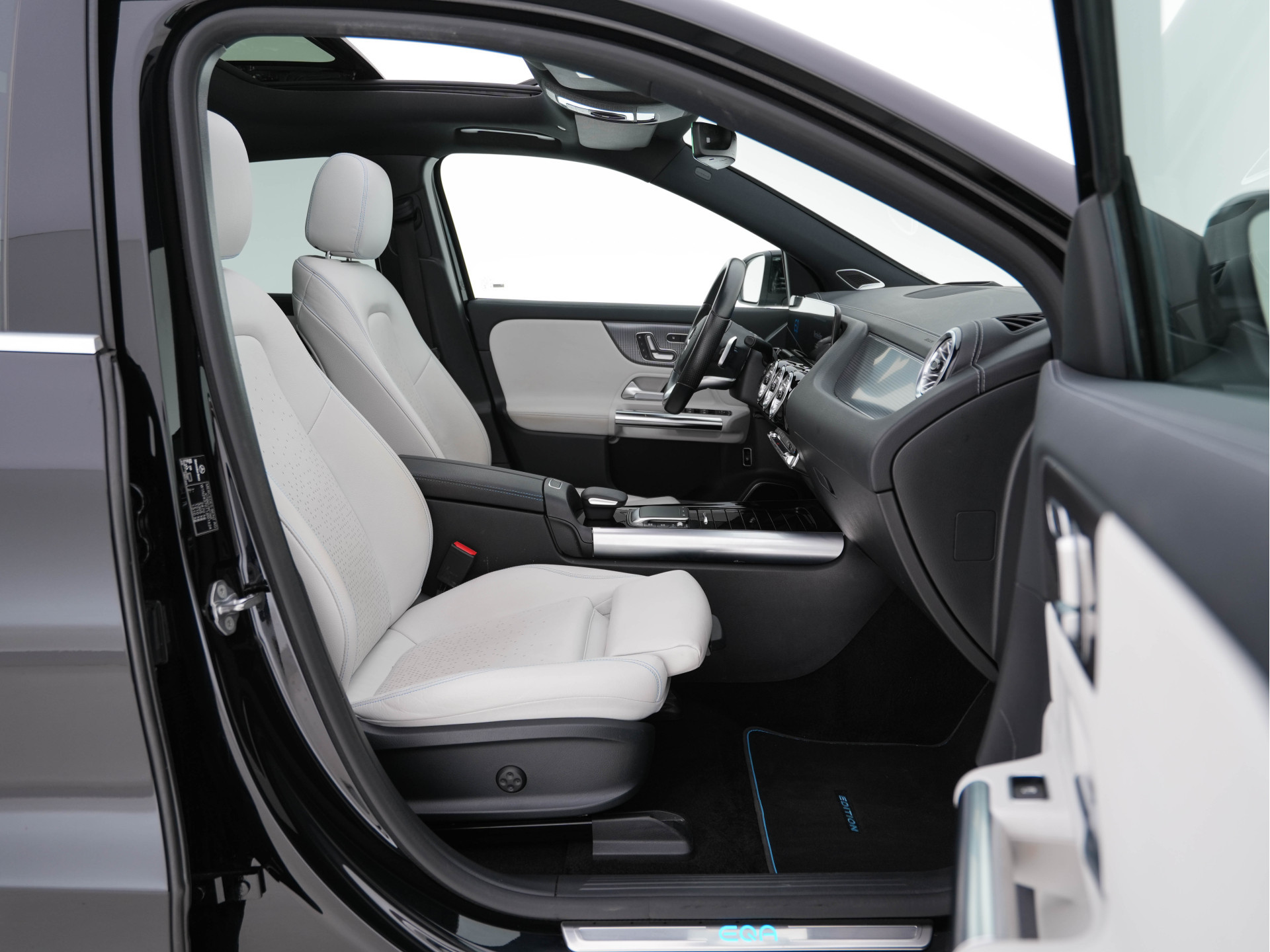 Mercedes-Benz EQA 250 Edition-1 Sport-Pack 67 kWh [ 3-Fase ] {SOH-95% } *PANO | HEAD-UP | DISTRONIC-PLUS | BURMESTER-AUDIO | WIDE-SCREEN-DIGI-COCKPIT | FULL-LED | FUFLL-LEATHER | MEMORY-PACK | TOP-VIEW | NAVI-FULLMAP | DAB+ | KEYLESS | HEATED-SPORTSEAT