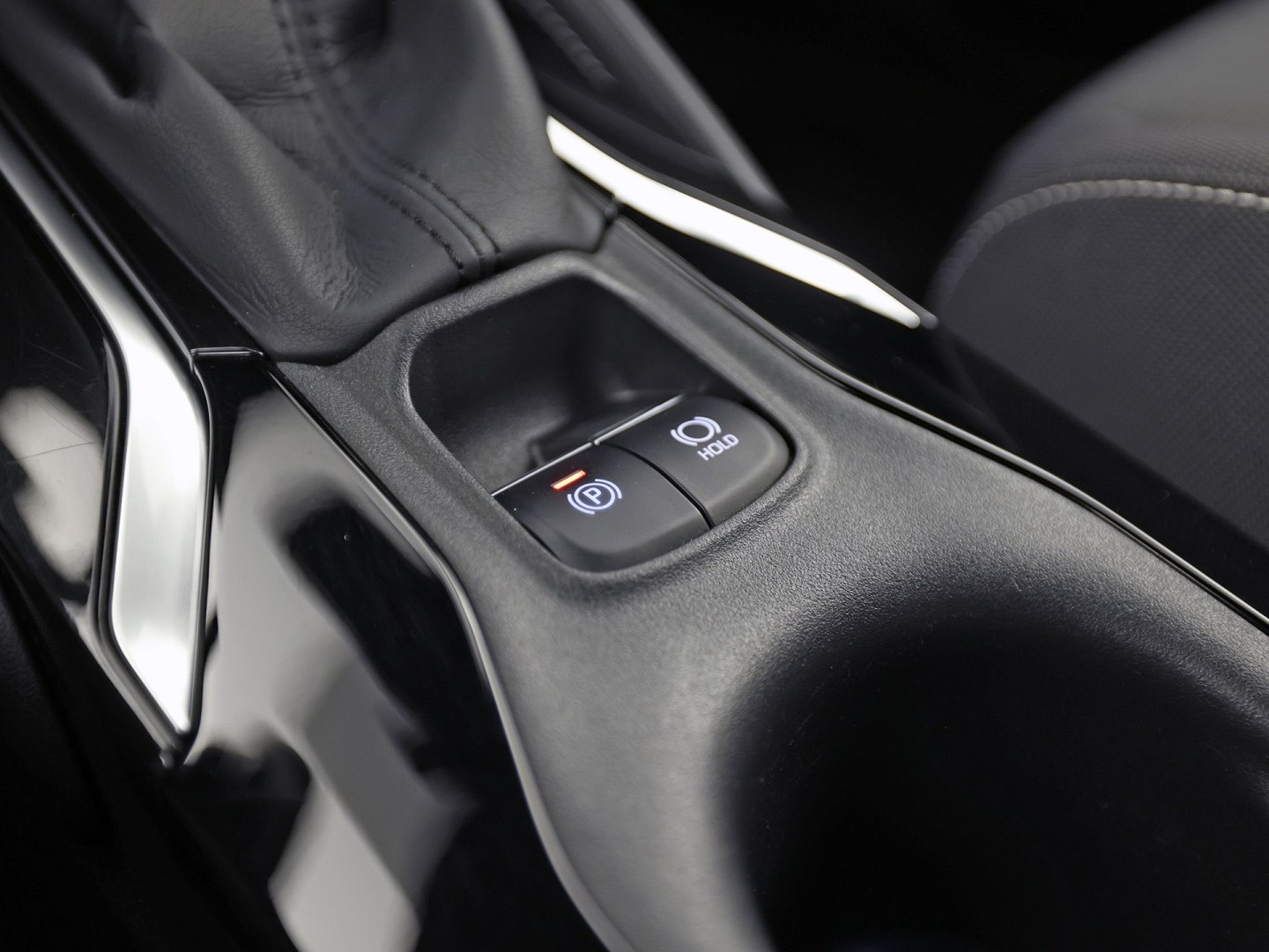 Toyota Corolla 1.8 Hybrid Sport Automaat (VIRTUAL COCKPIT, APPLE CARPLAY, CAMERA, STUUR/STOELVERWARMING, SPORTSTOELEN, ADAPTIVE CRUISE, ZWART HEMEL, NIEUWE APK, NIEUWSTAAT)
