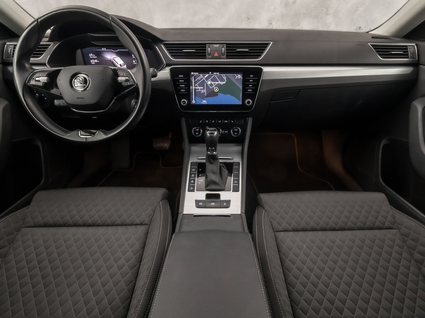 Škoda Superb Combi 1.4 TSI iV Business Sport 218Pk Automaat (VIRTUAL COCKPIT, APPLE CARPLAY, GROOT NAVI, CAMERA, STOELVERWARMING, SPORTSTOELEN, KEYLESS, ADAPTIVE CRUISE, GETINT GLAS, NIEUWSTAAT)