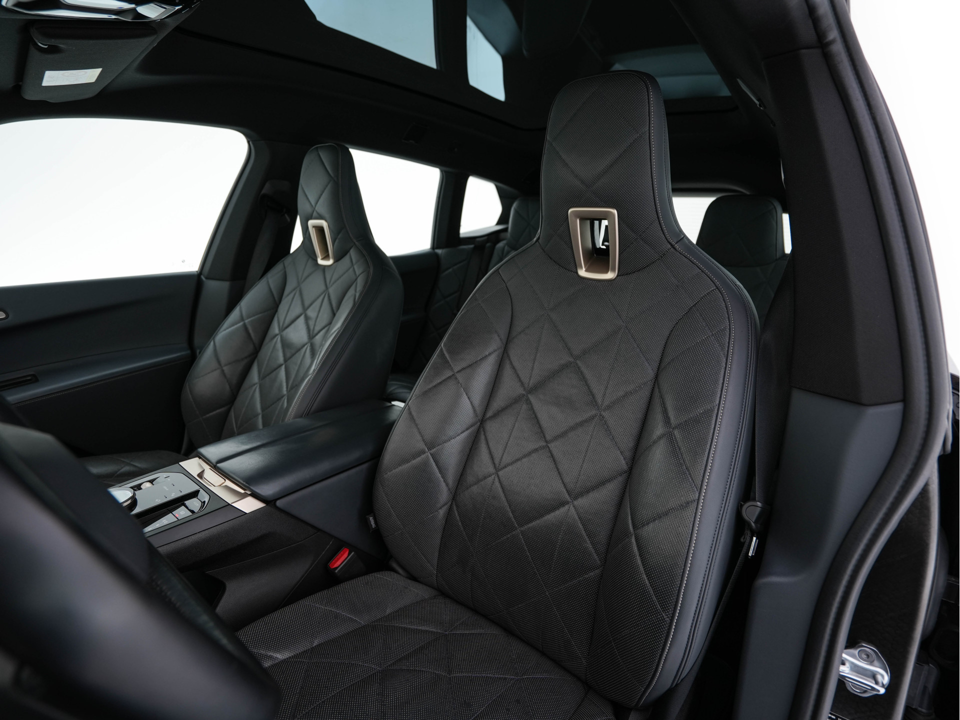 BMW iX xDrive40 High Executive 77 kWh ( 3-Fase ) {SOH-100%} (INCL-BTW) Aut. *PANO | HEAD-UP | HARMAN/KARDON-SURROUND | SOFT-CLOSE | DAB+ | DIGI-COCKPIT | HEATED-COMFORTSEATS | FULL-LED | CARPLAY | TOWBAR | AMBIENT-LIGHT | TOPVIEW | MEMORY-PACK |