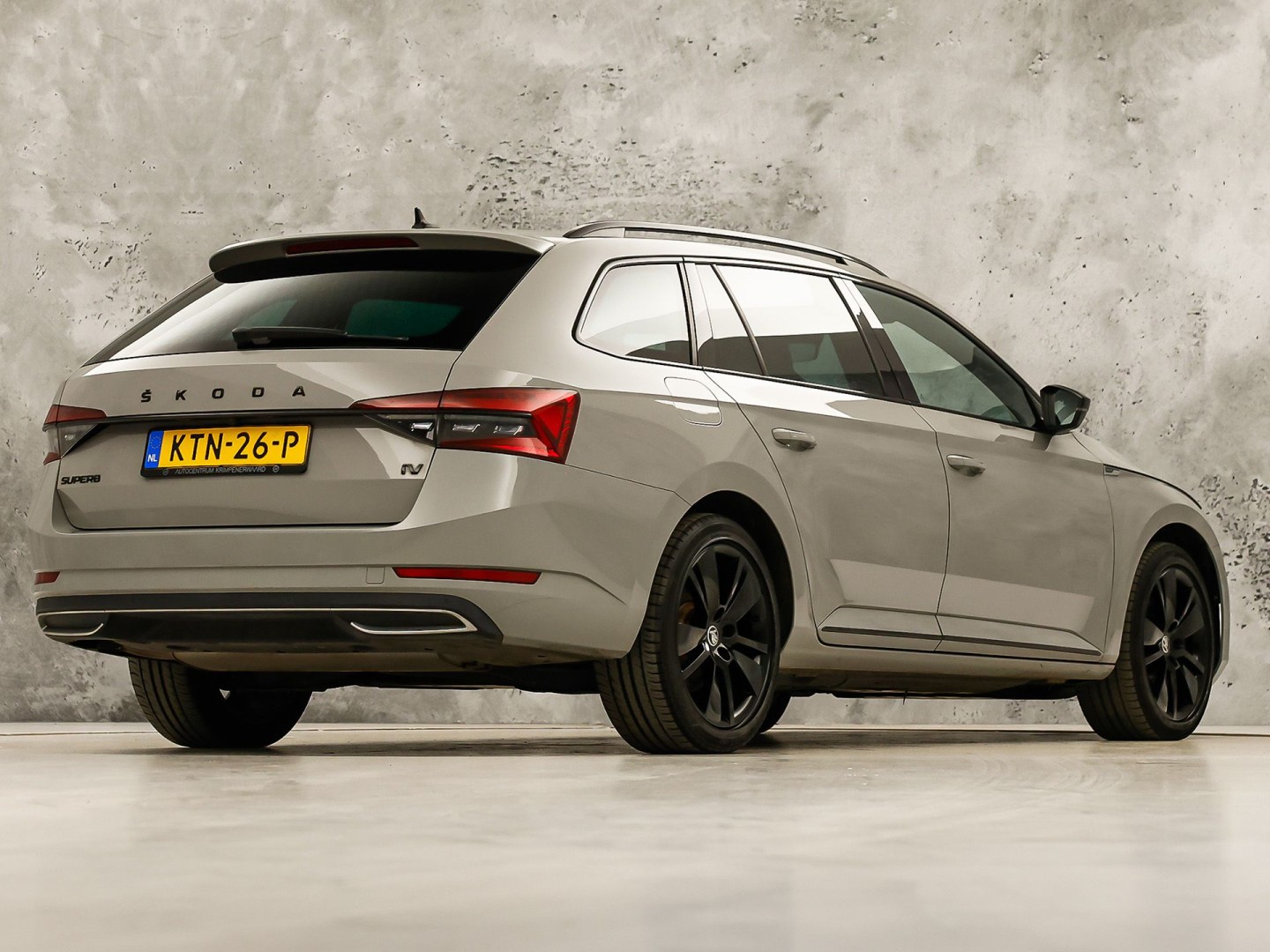 ŠKODA Superb Combi 1.4 TSI iV Sportline 218Pk Automaat (VIRTUAL COCKPIT, SOH 90,5%, APPLE CARPLAY, MEMORY SEATS, STOELVERWARMING ACHTER, GETINT GLAS, ADAPTIVE CRUISE, SFEERVERLICHTING, NIEUWE APK, NIEUWSTAAT)