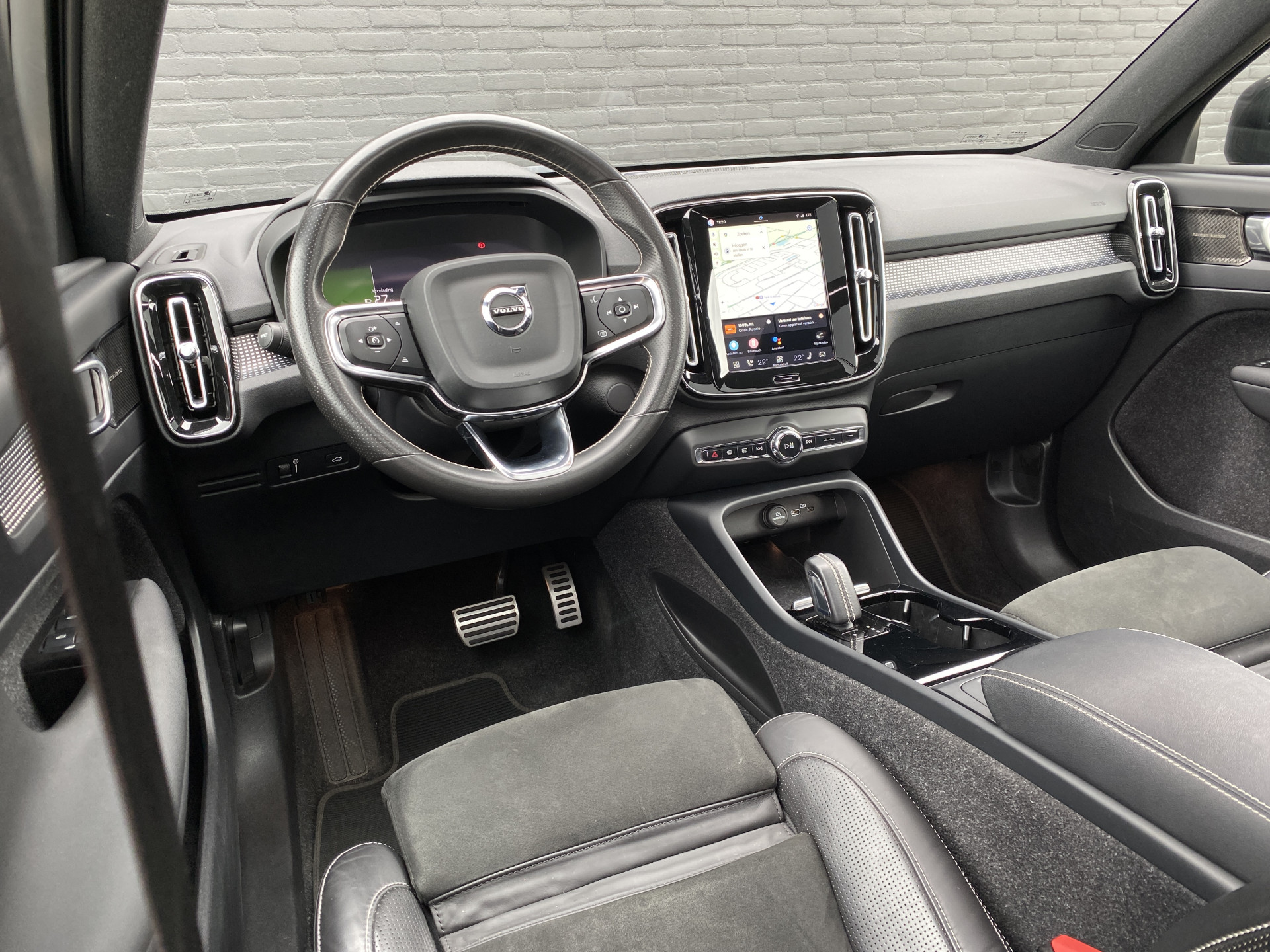Volvo XC40 Recharge P8 AWD R-Design 408 pk | 1e eigenaar | dealer onderh. | panoramadak | trekhaak | 360 camera | stoelverw.