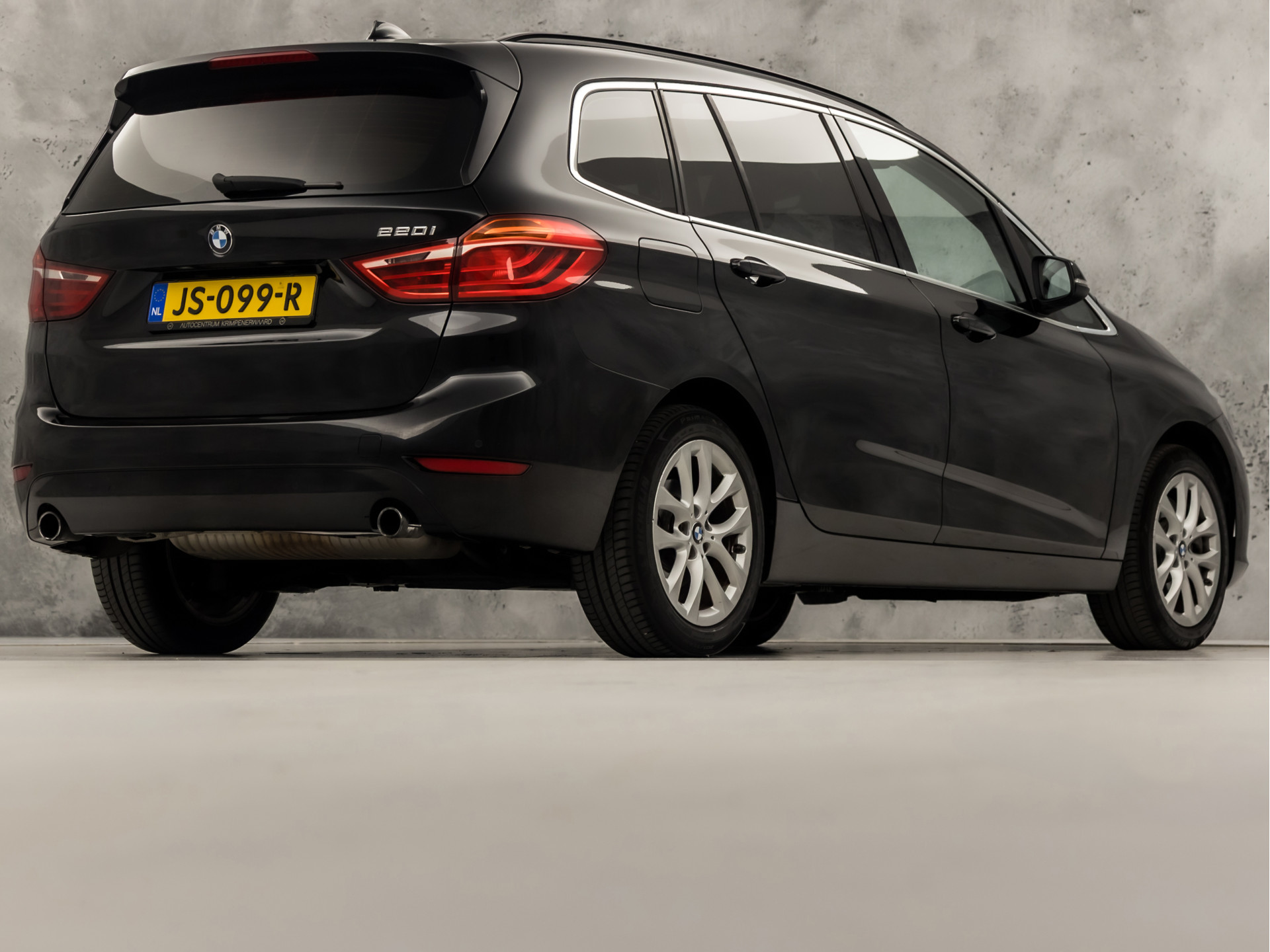 BMW 2 Serie 220i High Executive 7 Persoons 192Pk Automaat (NAVIGATIE, 4 CILINDER, 1e EIGENAAR, CLIMATE, GETINT GLAS, PARKEERSENSOREN, SPORTSTOELEN, CRUISE, NIEUWE APK, NIEUWSTAAT)