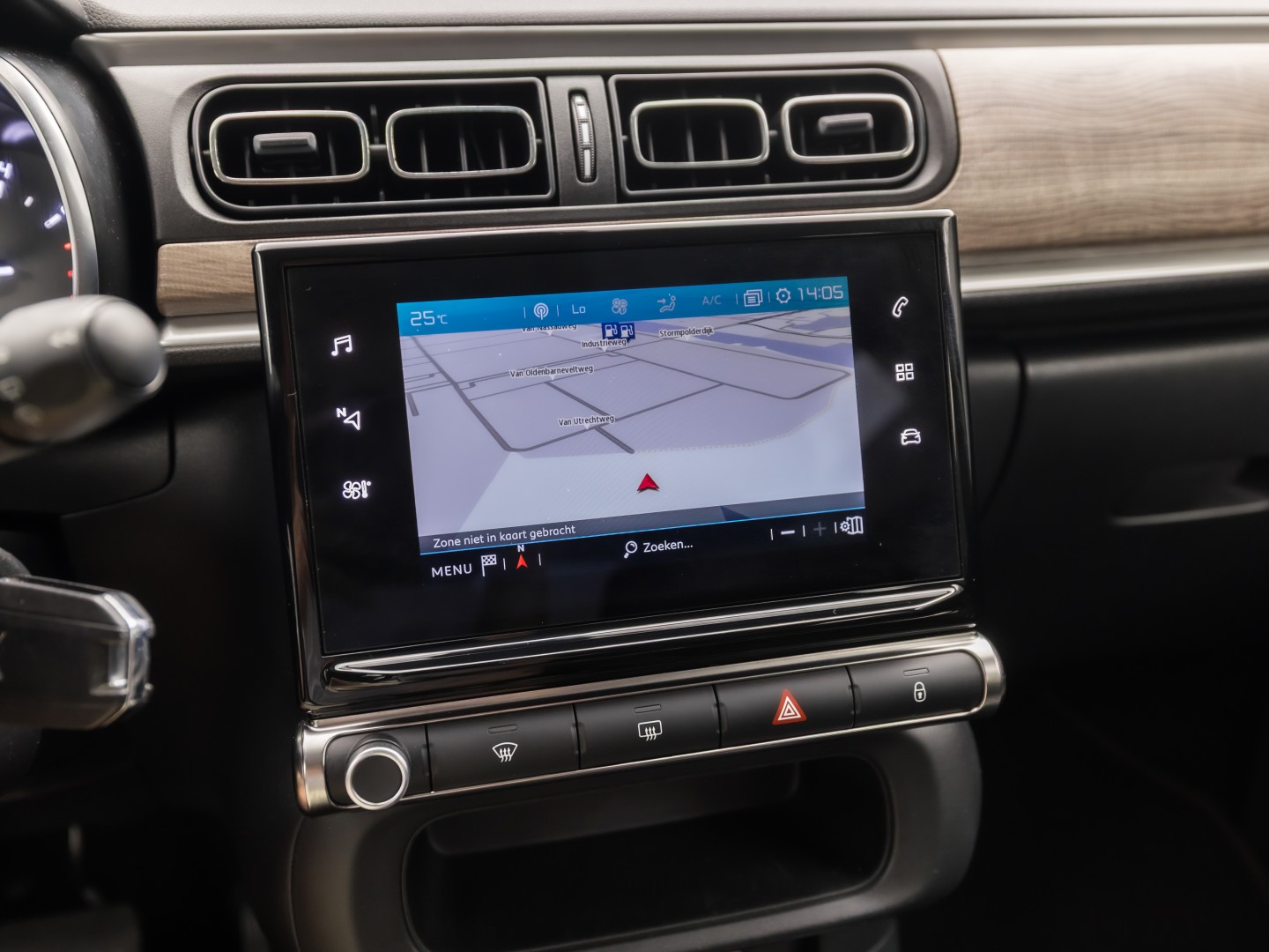 Citroën C3 1.2 PureTech Shine Sport Automaat (APPLE CARPLAY, GROOT NAVI, CAMERA, LEDER, STOELVERWARMING, SPORTSTOELEN, GETINT GLAS, CRUISE, NIEUWSTAAT)
