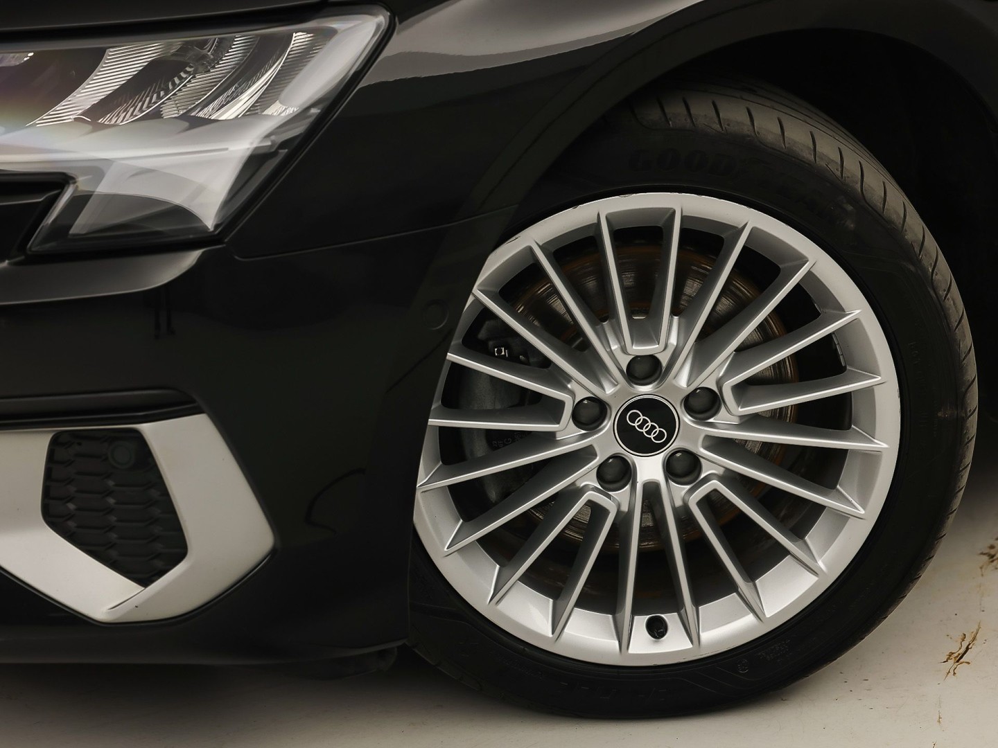 Audi A3 Sportback 40 TFSI e Sport 204Pk Automaat (APPLE CARPLAY, GROOT NAVI, LEDER, STOELVERWARMING, SPORTSTOELEN, ADAPTIVE CRUISE, GETINT GLAS, NIEUWSTAAT)