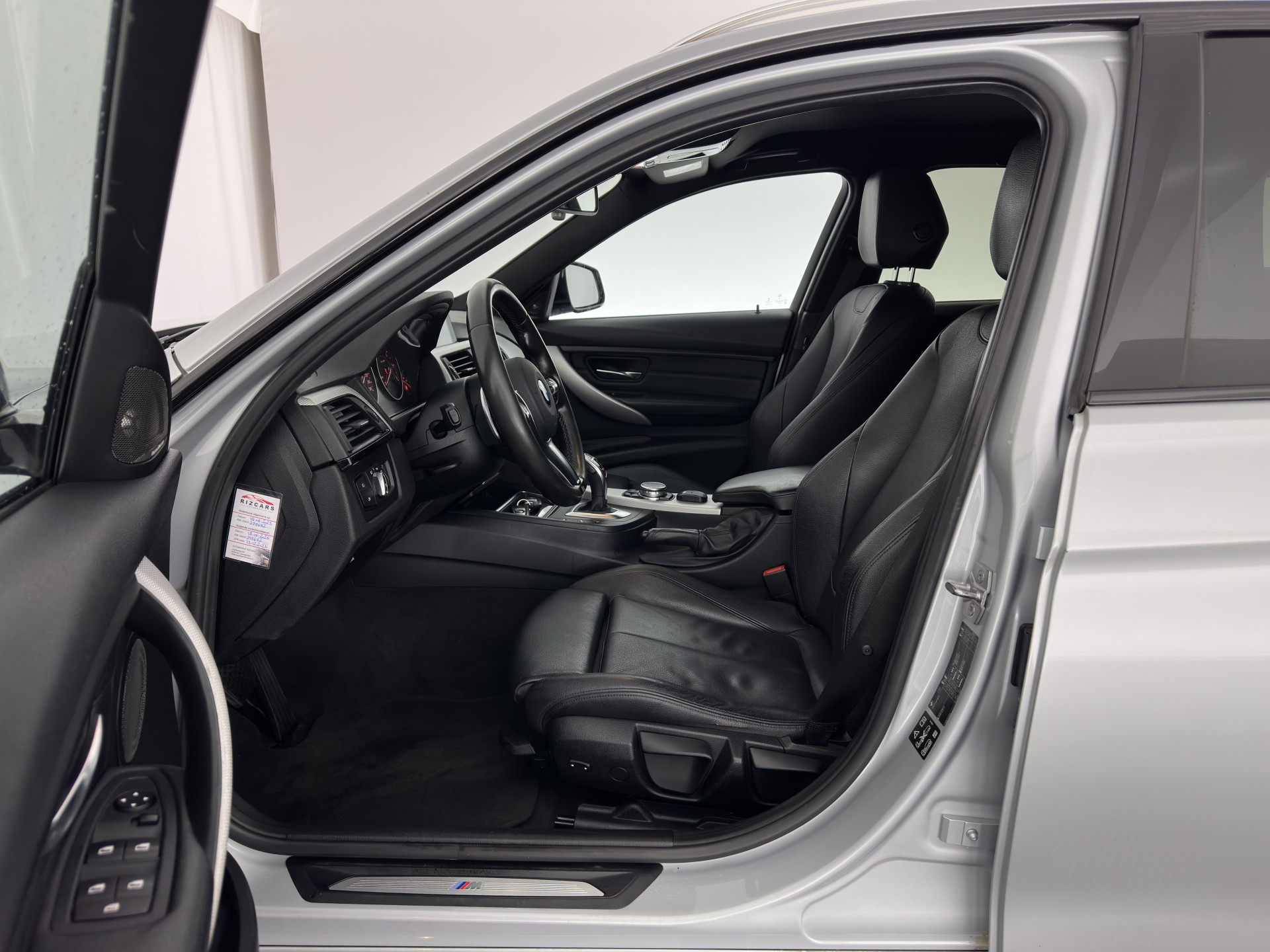 BMW 3-serie Touring 330d xDrive M-Aerodynamica-Pack High-Executive Aut * LEATHER | NAVI-FULLMAP | XENON | HEATED-SPORTSEATS | SHIFT-PADDLES | PDC | PRIVACY-GLASS | KEYLESS | CAMERA | TOWBAR | 18''ALU*