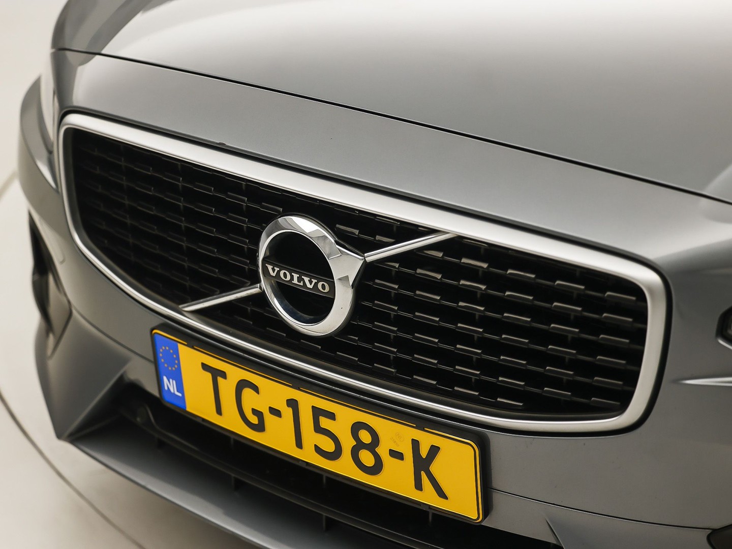 Volvo V90 2.0 T4 R-Design Automaat 190Pk (PANORAMADAK, HARMAN/KARDON, MEMORY SEATS, APPLE CARPLAY, GETINT GLAS, CAMERA, STOELVERWARMING, LEDER, NIEUWE APK, NIEUWSTAAT)