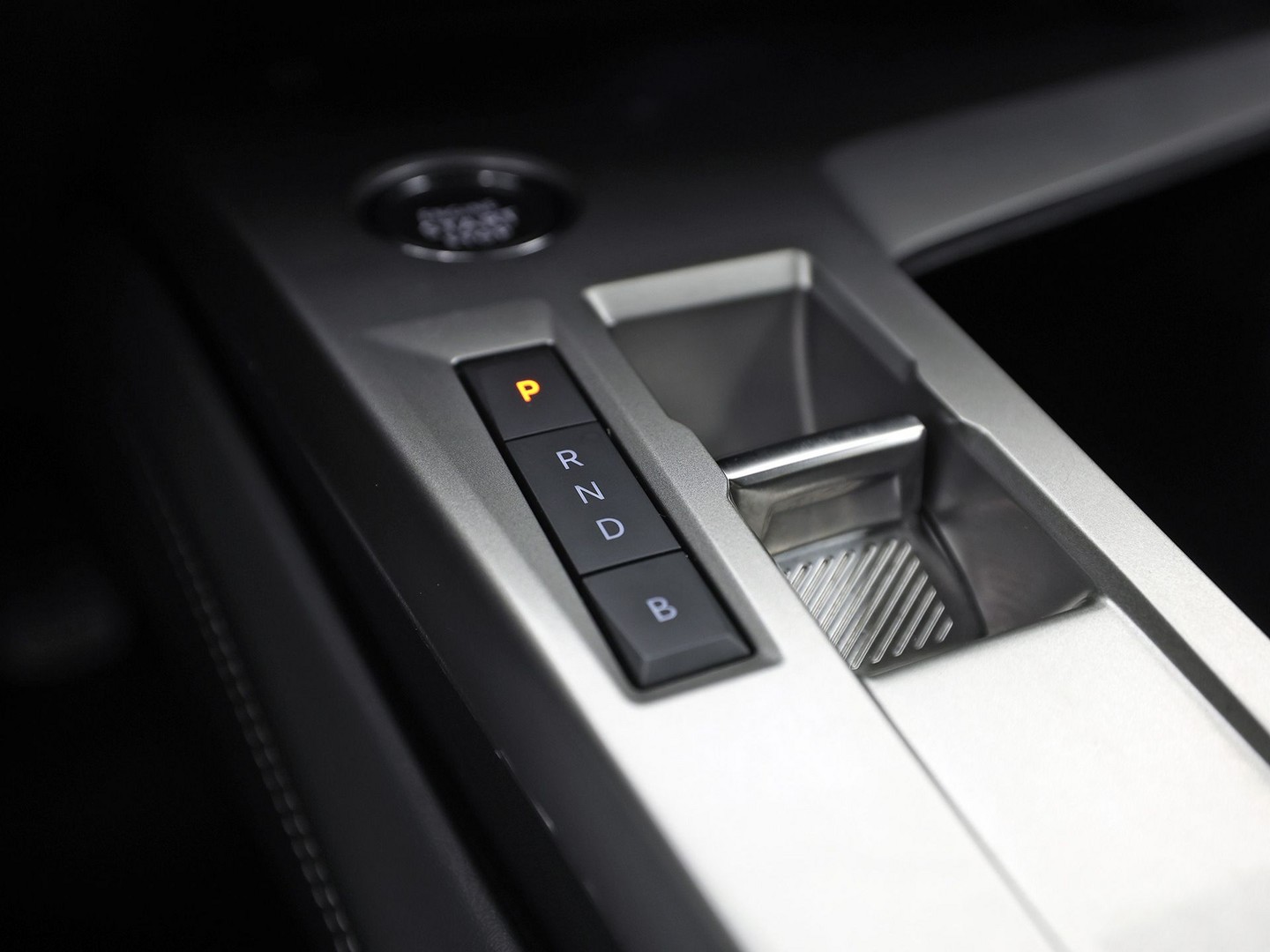 Peugeot 308 SW 1.6 Plug-in Hybrid 180 Allure 180Pk Automaat (APPLE CARPLAY, GROOT NAVI, 360 CAMERA, LEDER, SPORTSTOELEN, GETINT GLAS, ADAPTIVE CRUISE, KEYLESS, NIEUWSTAAT)