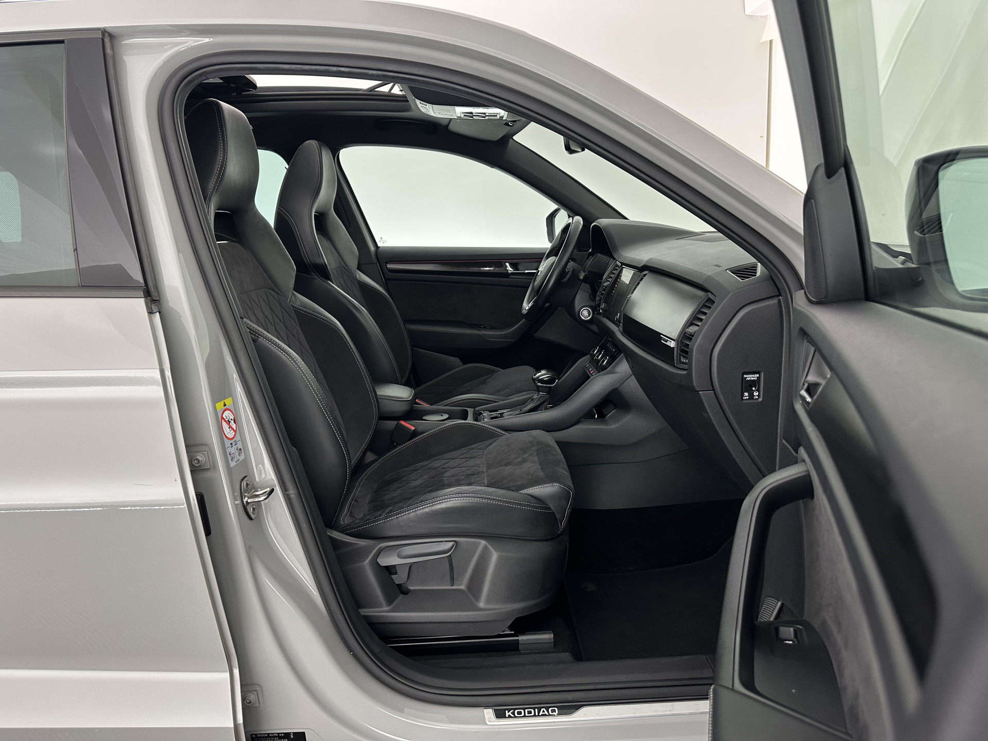 ŠKODA Kodiaq 1.5 TSI Sportline Business (INCL-BTW) Aut. *PANO | LEATHER-MICROFIBRE | FULL-LED | MEMORY-PACK | DIGI-COCKPIT | NAVI-FULLMAP | CAMERA | DAB+ | AMBIENT-LIGHT | KEYLESS | DAB+ | CARPLAY | PRIVACY-GLASS | 20"ALU*