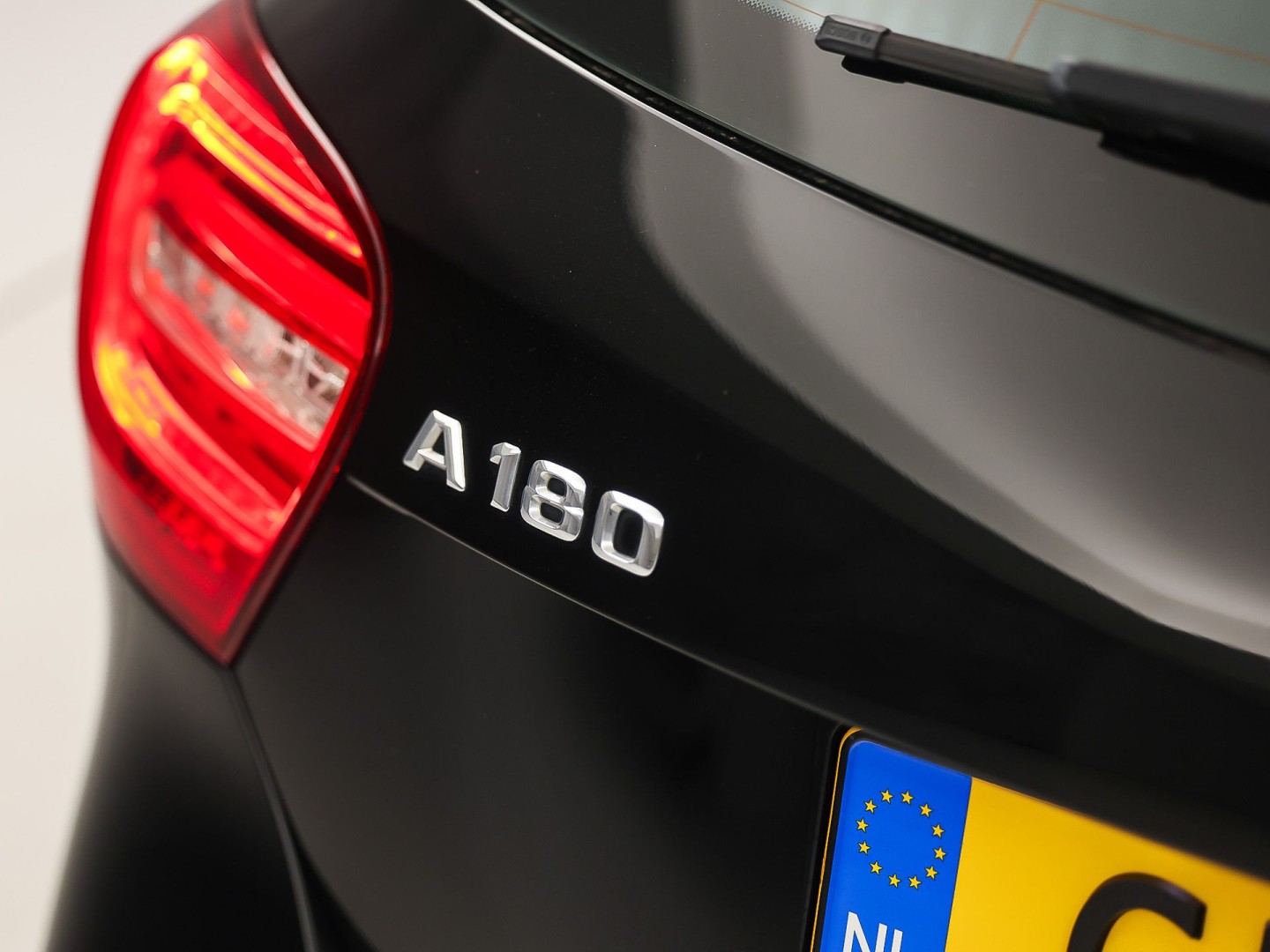 Mercedes-Benz A-Klasse 180 AMG Sport Automaat (NAVIGATIE, LEDER, STOELVERWARMING, SPORTSTOELEN, ZWART HEMEL, PARKEERSENSOREN, TREKHAAK, CRUISE, NIEUWSTAAT)