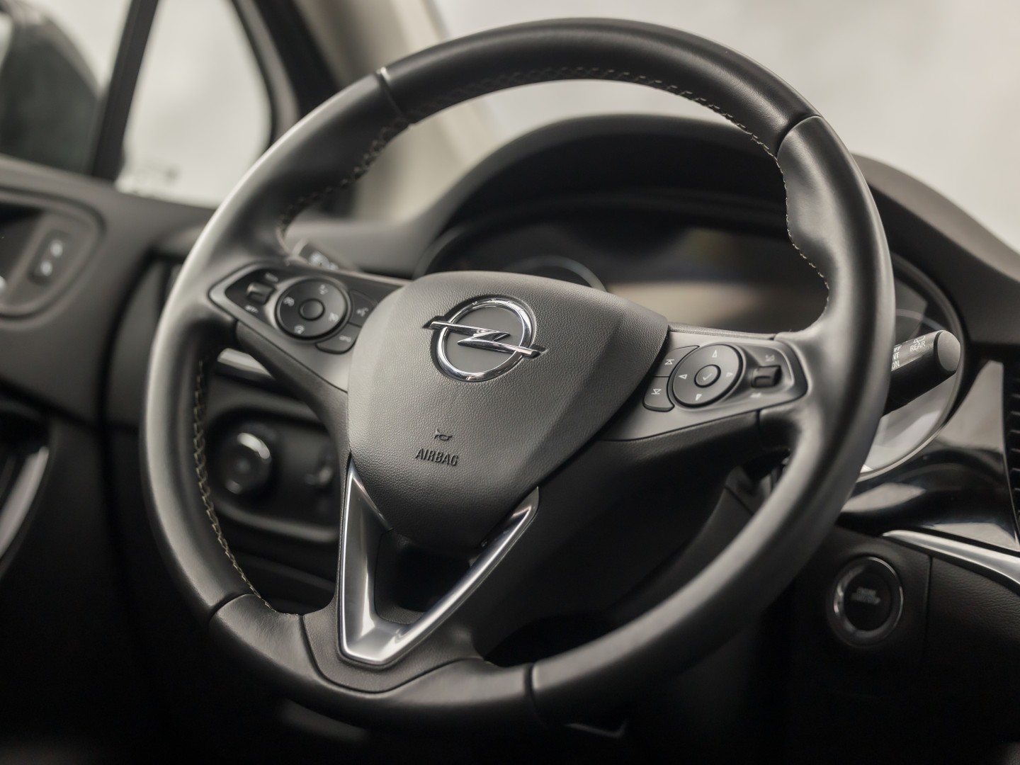 Opel Astra Sports Tourer 1.2 Innovation Sport (APPLE CARPLAY, DIGITALE COCKPIT, GROOT NAVI, CLIMATE, CAMERA, TREKHAAK, SPORTSTOELEN, GETINT GLAS, KEYLESS, ADAPTIVE CRUISE, NIEUWSTAAT)