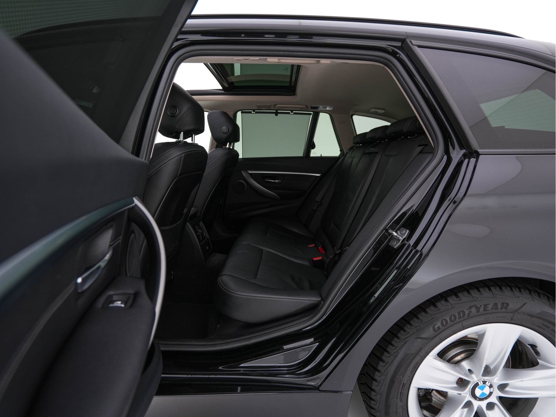 BMW 3-serie Touring 320d EDE Executive Aut. *PANO | LEATHER | FULL-LED | DIGI-COCKPIT | HEATED-SPORTSEATS | NAVI-FULLMAP | PRIVACY-GLASS | ECC | KEYLESS | LANE-ASSIST | PDC | CRUISE | TOWBAR | 18''ALU*