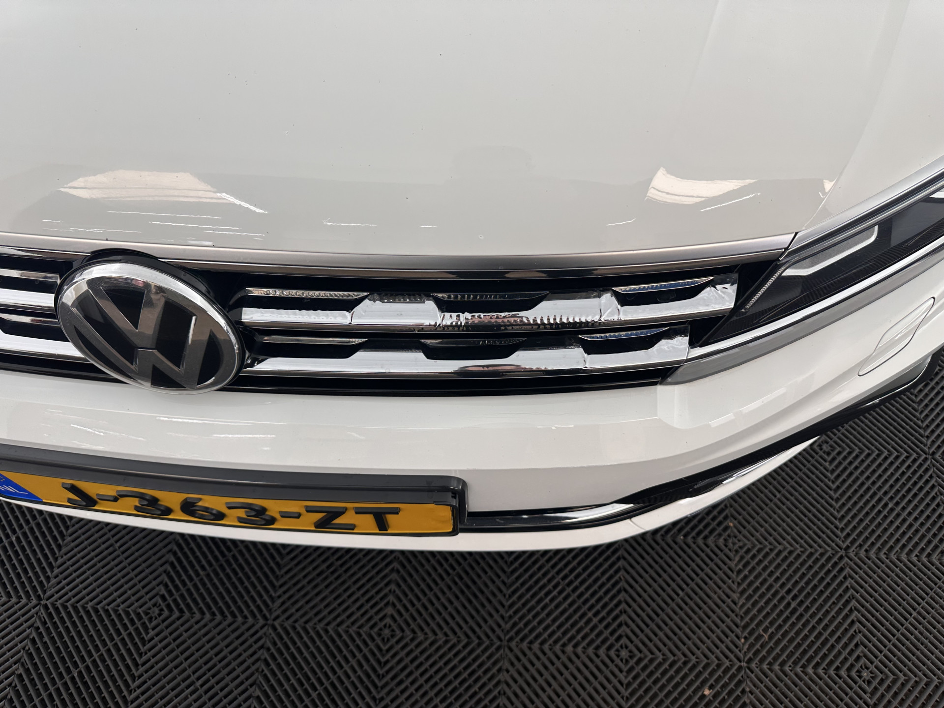 Volkswagen Tiguan 2.0 TSI 4Motion R-Line Highline Aut. *ADAPTIVE-CRUISE | LEATHER-MICROFIBRE | FULL-LED | NAVI-FULLMAP | HEATED-SPORTSEATS | CAMERA | SHIFTPADDLES | PRIVACYGLASS | CARPLAY | ECC | PDC | 20''ALU*