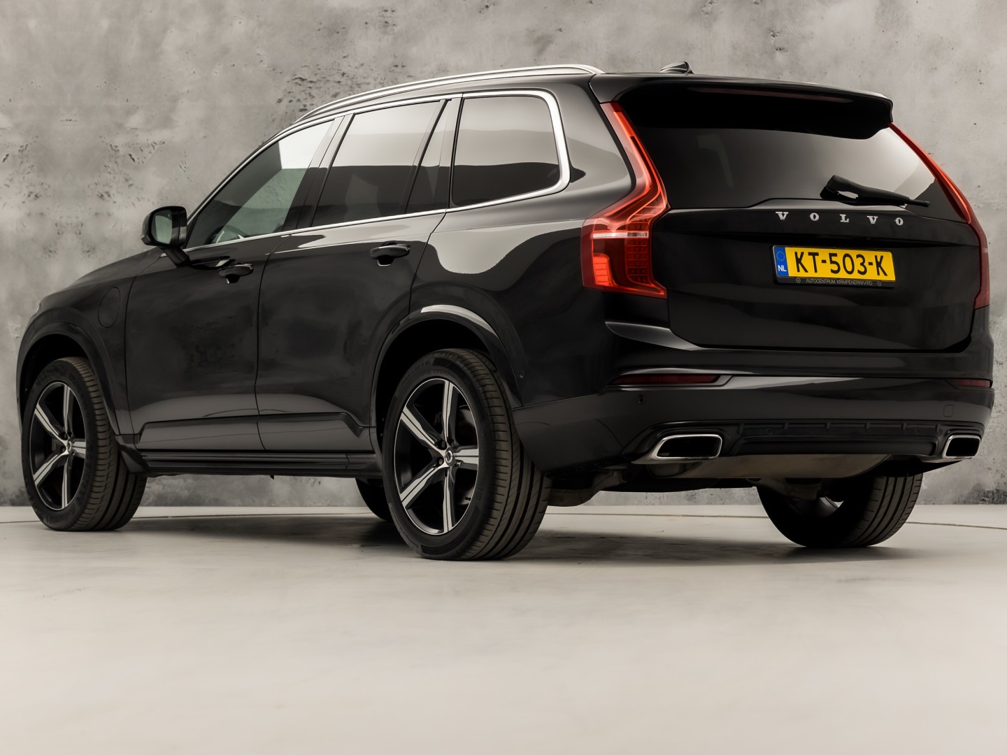 Volvo XC90 2.0 T8 Twin Engine AWD R-Design 7 Persoons 408Pk Automaat (PANORAMADAK, 1e EIGENAAR, LUCHTVERING, APPLE CARPLAY, BOWERS&WILKINS, HEAD-UP DISPLAY, STUUR/STOELVERWARMING, CAMERA, ELEK ACHTERKLEP, NIEUWSTAAT)