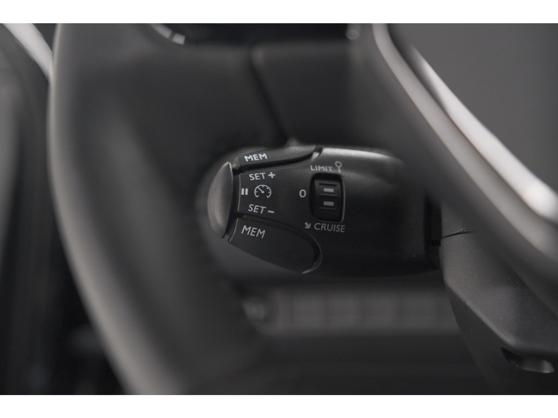 Peugeot e-2008 EV Allure 54 kWh | 97,9% SOH | 11 KW Lader | Apple Carplay | Parkeersensoren