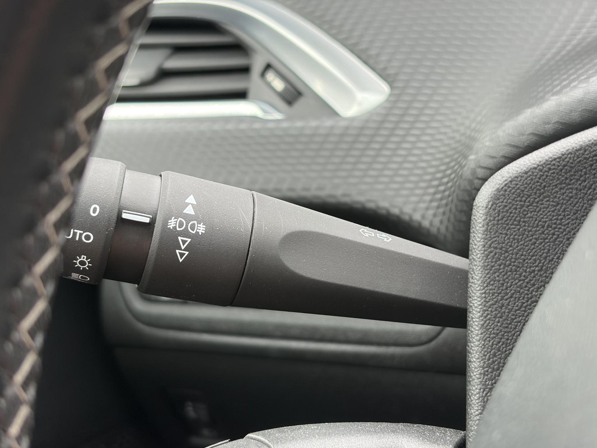 Peugeot 208 1.2 PureTech Blue Lease Executive ✓Dealer Onderhouden✓2e Eigenaar✓Navi✓Carplay✓Clima✓Cruise✓Pdc✓5 Deurs✓16'' Lm velgen✓N.A.P✓Apk tot 09-2027