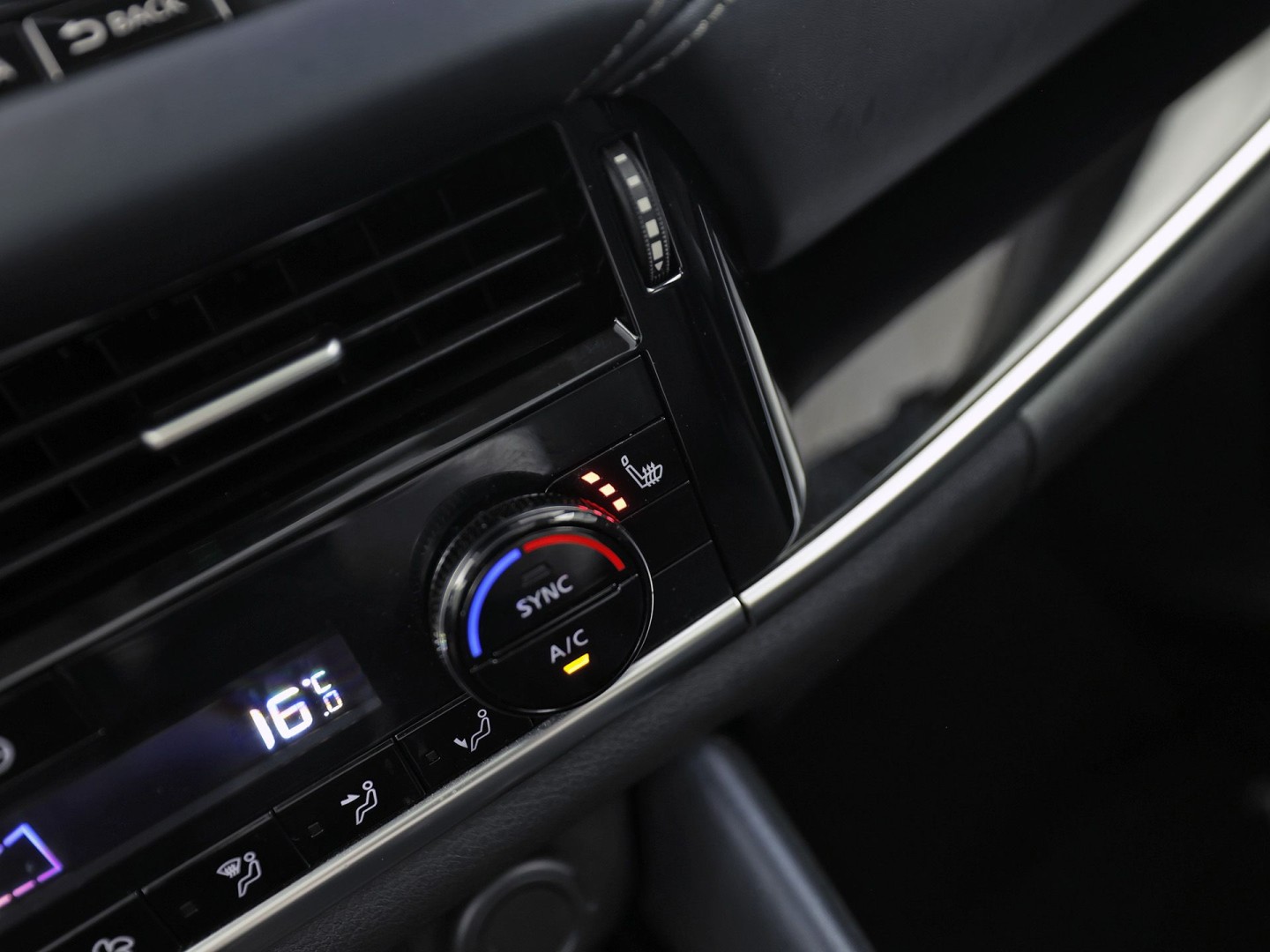 Nissan Qashqai 1.3 MHEV Xtronic Premiere Edition 158Pk Automaat (PANORAMADAK, VIRTUAL COCKPIT, APPLE CARPLAY, GROOT NAVI, 360 CAMERA, LEDER, SPORTSTOELEN, STOELVERWARMING, GETINT GLAS, ADAPTIVE CRUISE, NIEUWSTAAT)