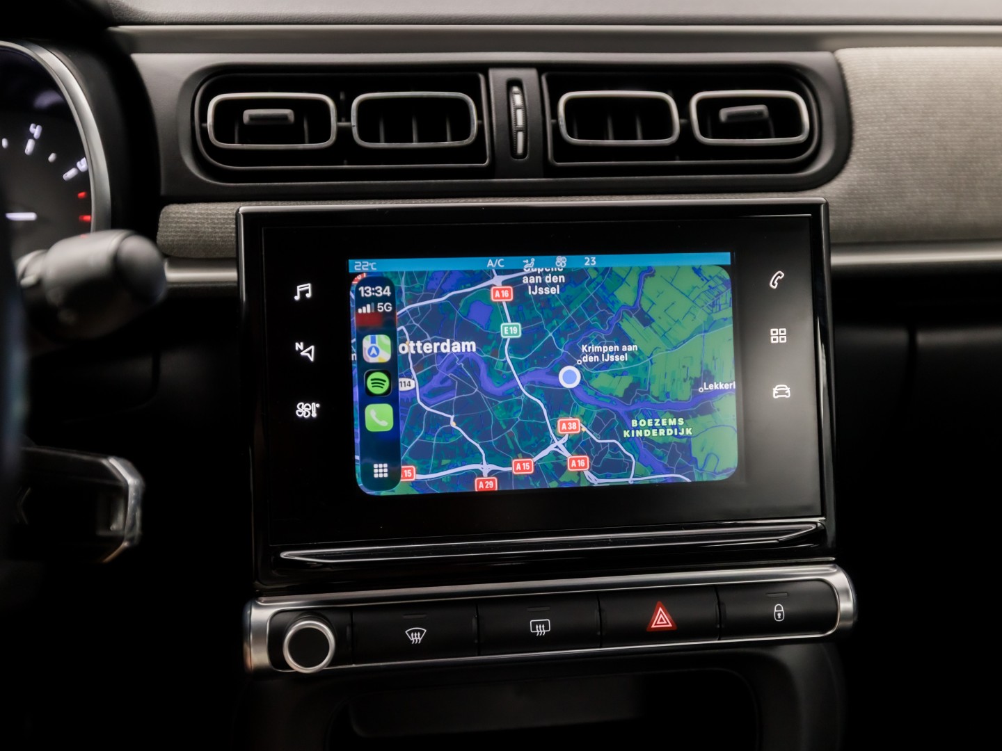 Citroën C3 1.2 PureTech S&S Shine Sport 110Pk (APPLE CARPLAY, GROOT NAVI, STOELVERWARMING, SPORTSTOELEN, CRUISE, LANE ASSIST, NIEUWSTAAT)