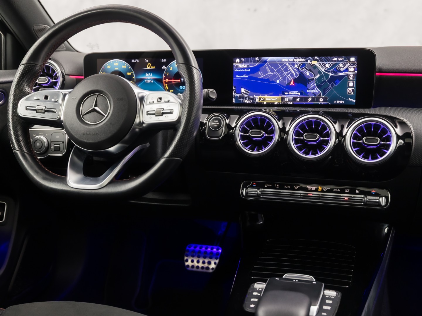 Mercedes-Benz A-Klasse 250 e AMG Sport 218Pk Automaat (PANORAMADAK, GROOT NAVI, SFEERVERLICHTING, CAMERA, GETINT GLAS, SPORTSTOELEN, LEDER/ALCANTARA, STOELVERWARMING, NIEUWSTAAT)