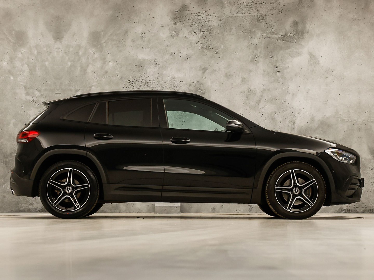 Mercedes-Benz GLA 200 AMG Sport 163Pk Automaat (PANORAMADAK, GROOT NAVI, SFEERVERLICHTING, CAMERA, SPORTSTOELEN, STOELVERWARMING, GETINT GLAS, NIEUWSTAAT)