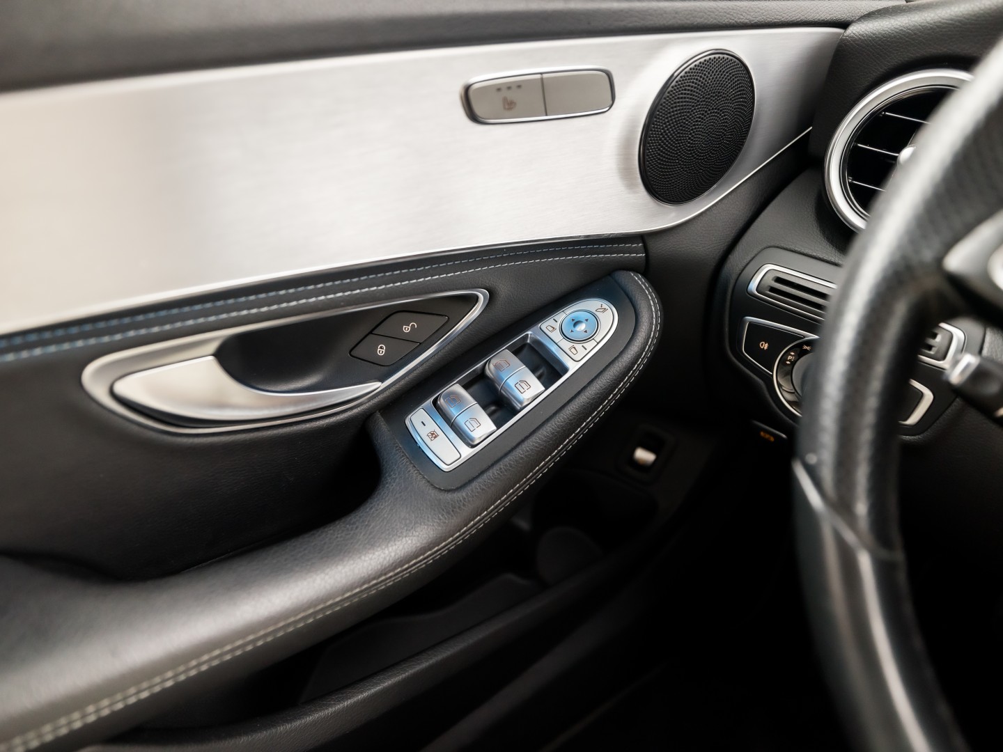 Mercedes-Benz C-Klasse 180 Sport 156Pk Automaat (NAVIGATIE, LEDER, SFEERVERLICHTING, GETINT GLAS, STOELVERWARMING, SPORTSTOELEN, CRUISE, NIEUWE APK, NIEUWSTAAT)