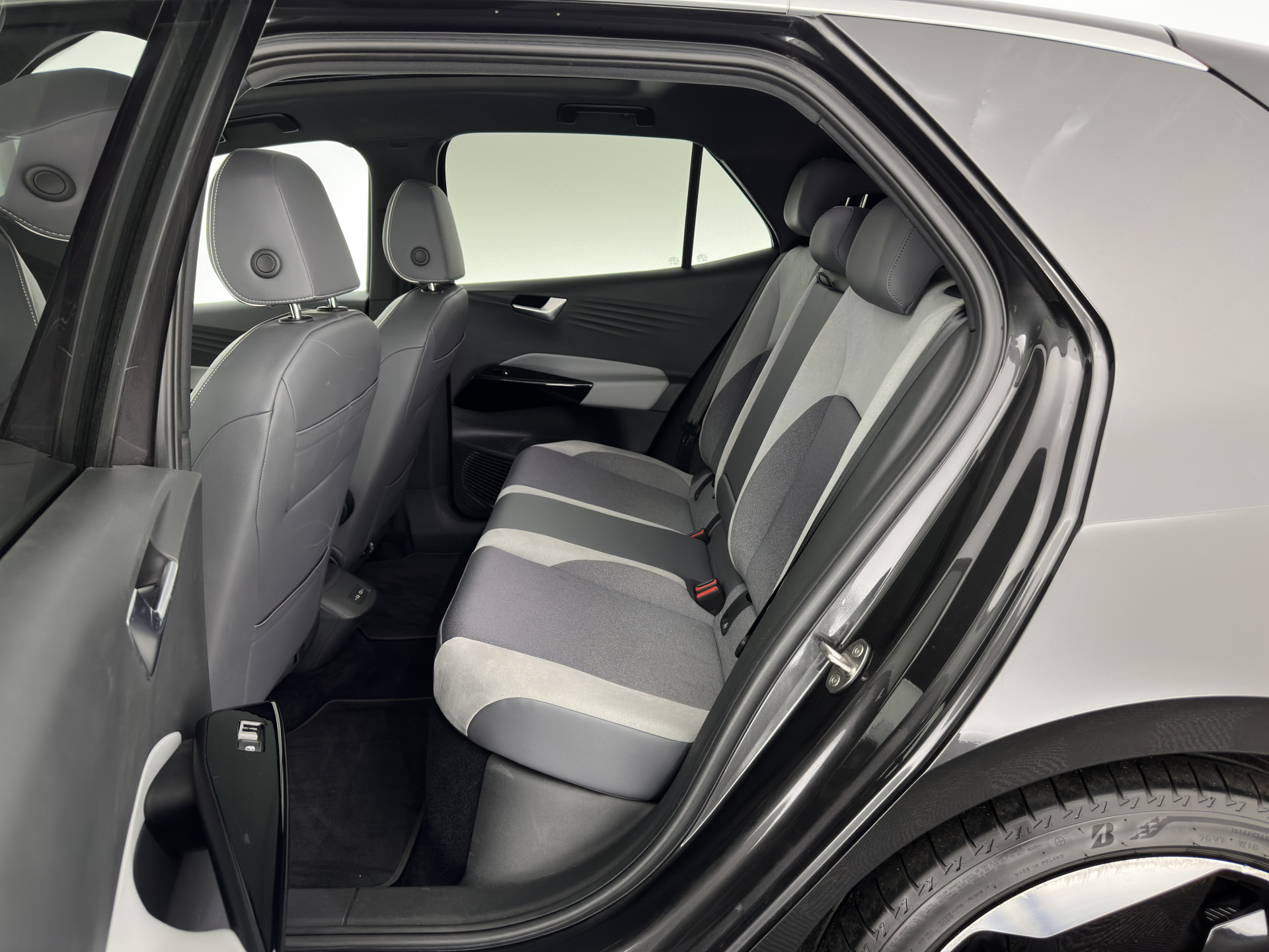 Volkswagen ID.3 First Max 58 kWh [ 3-Fase ] {SOH-90%} (INCL-BTW) *PANO | HEAD-UP | ADAPTIVE-CRUISE | FULL-LED | BLIND-SPOT | CAMERA | KEYLESS | MICROFIBRE | AMBIENT-LIGHT | NAVI-FULLMAP | DAB+ | ECC | HEATED-SPORTSEATS | DIGI-COCKPIT | 20"ALU*