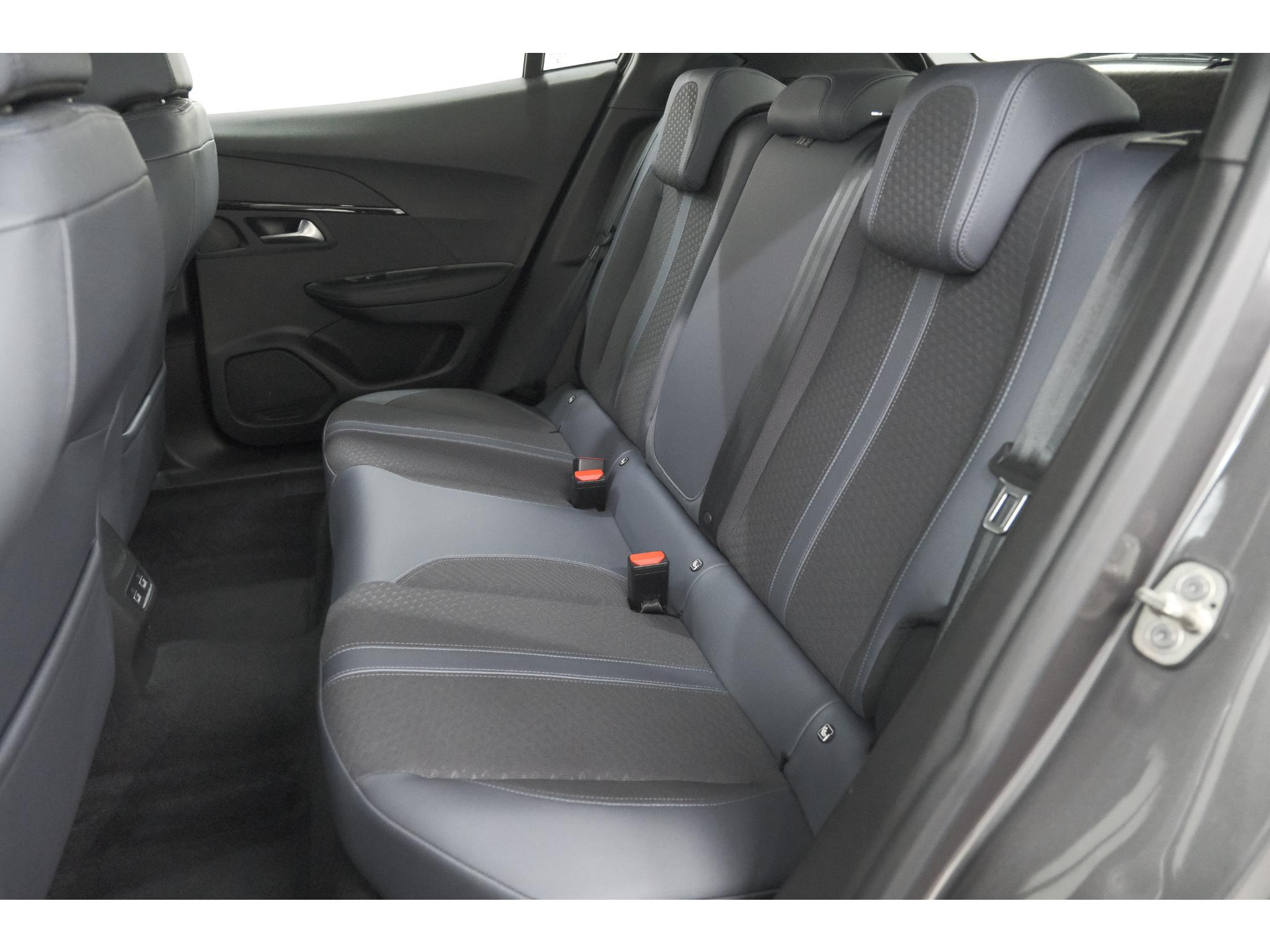 Peugeot 2008 PureTech 130 Allure | Camera | Stoelverwarming | Apple Carplay | Parkeersensoren voor + Achter