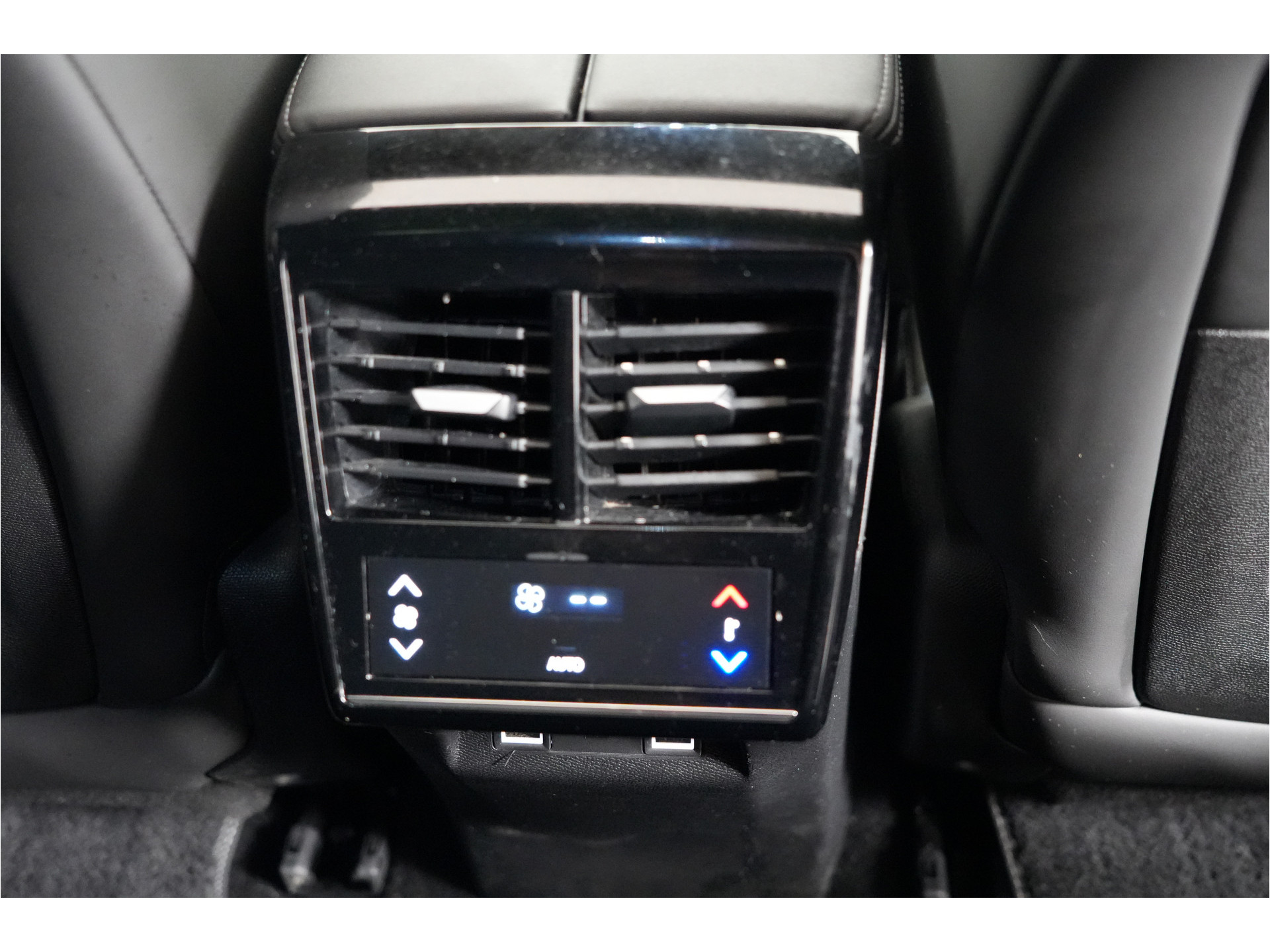 DS 7 E-Tense 4x4 Opéra 360 pk PHEV | SOH 93.5% | Pano | Massage | Nachtzicht | Focal | 360° Cam | Nappa |