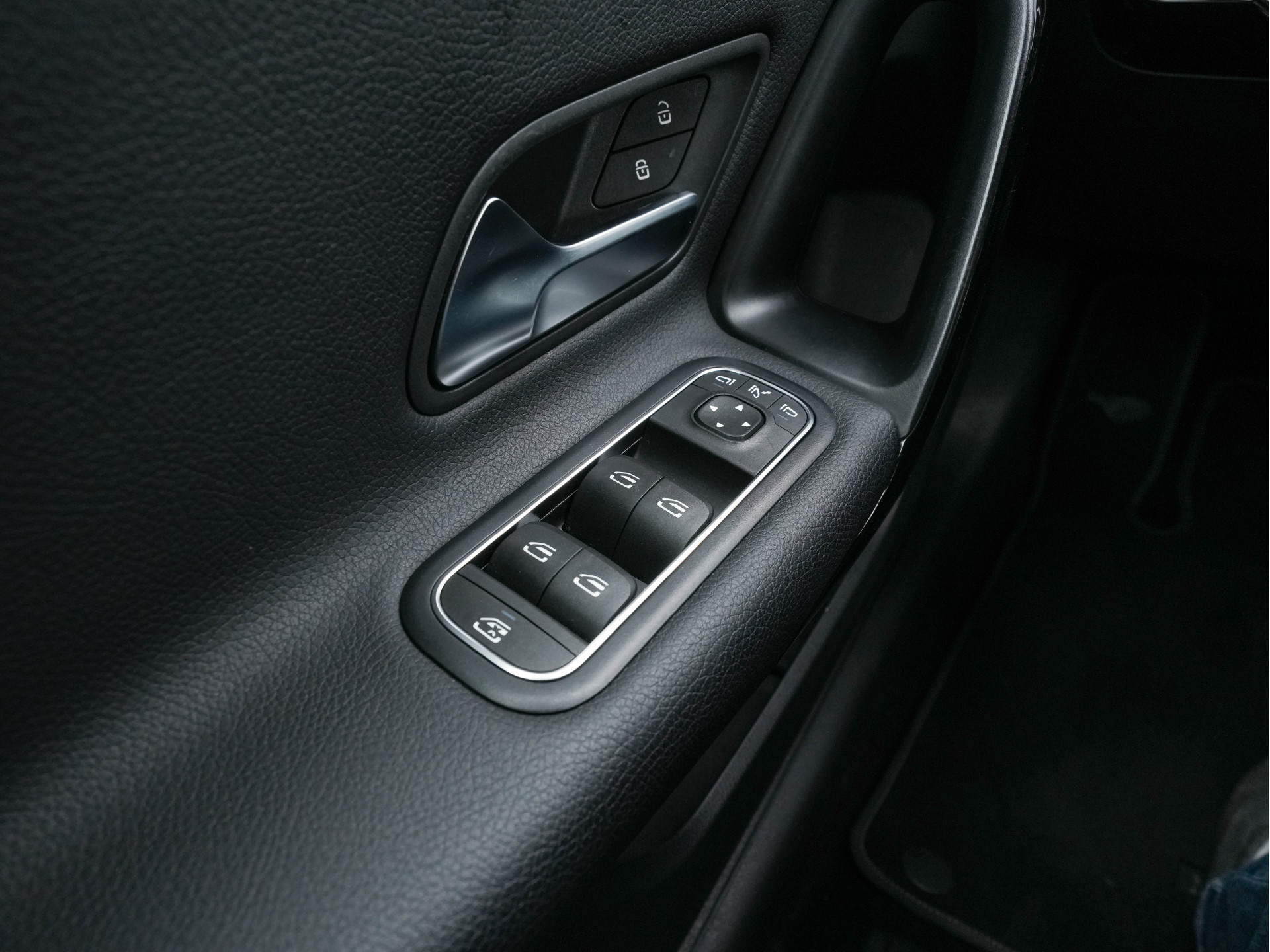 Mercedes-Benz A-klasse 180 Advantage Style-Pack (INCL-BTW) Aut. *WIDESCREEN-DIGI-COCKPIT | LEATHER-MICROFIBRE | CAMERA | NAVI-FULLMAP | ECC | PDC | CRUISE | CARPLAY | HEATED-SPORTSEATS | CARBON-INLAY | DAB | SHIFT-PADDLES | 16"ALU*