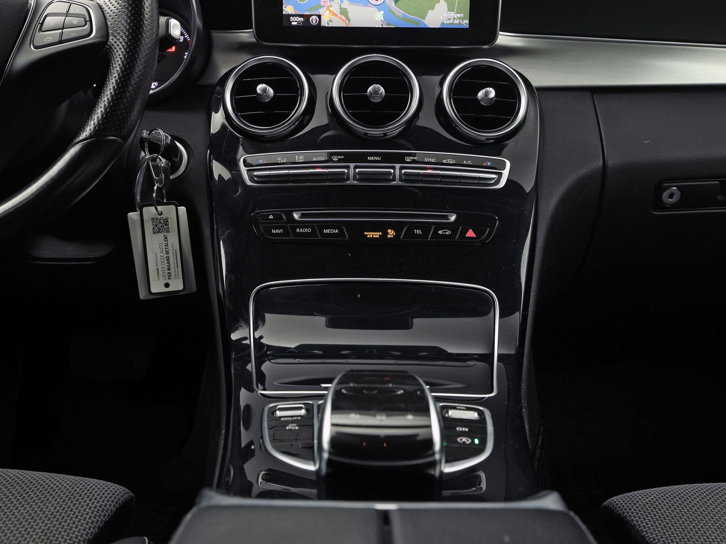 Mercedes-Benz C-Klasse 180 AMG Sport Automaat (GROOT NAVI, LEDER, STOELVERWARMING, GETINT GLAS, SPORTSTOELEN, CRUISE, NIEUWE APK, NIEUWSTAAT)