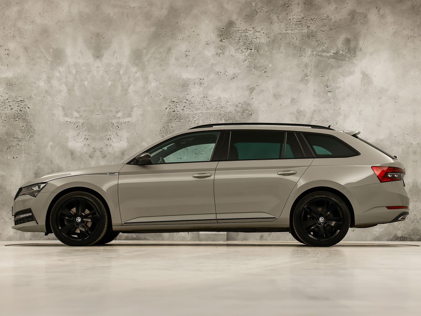 ŠKODA Superb Combi 1.4 TSI iV Sportline 218Pk Automaat (VIRTUAL COCKPIT, SOH 90,5%, APPLE CARPLAY, MEMORY SEATS, STOELVERWARMING ACHTER, GETINT GLAS, ADAPTIVE CRUISE, SFEERVERLICHTING, NIEUWE APK, NIEUWSTAAT)