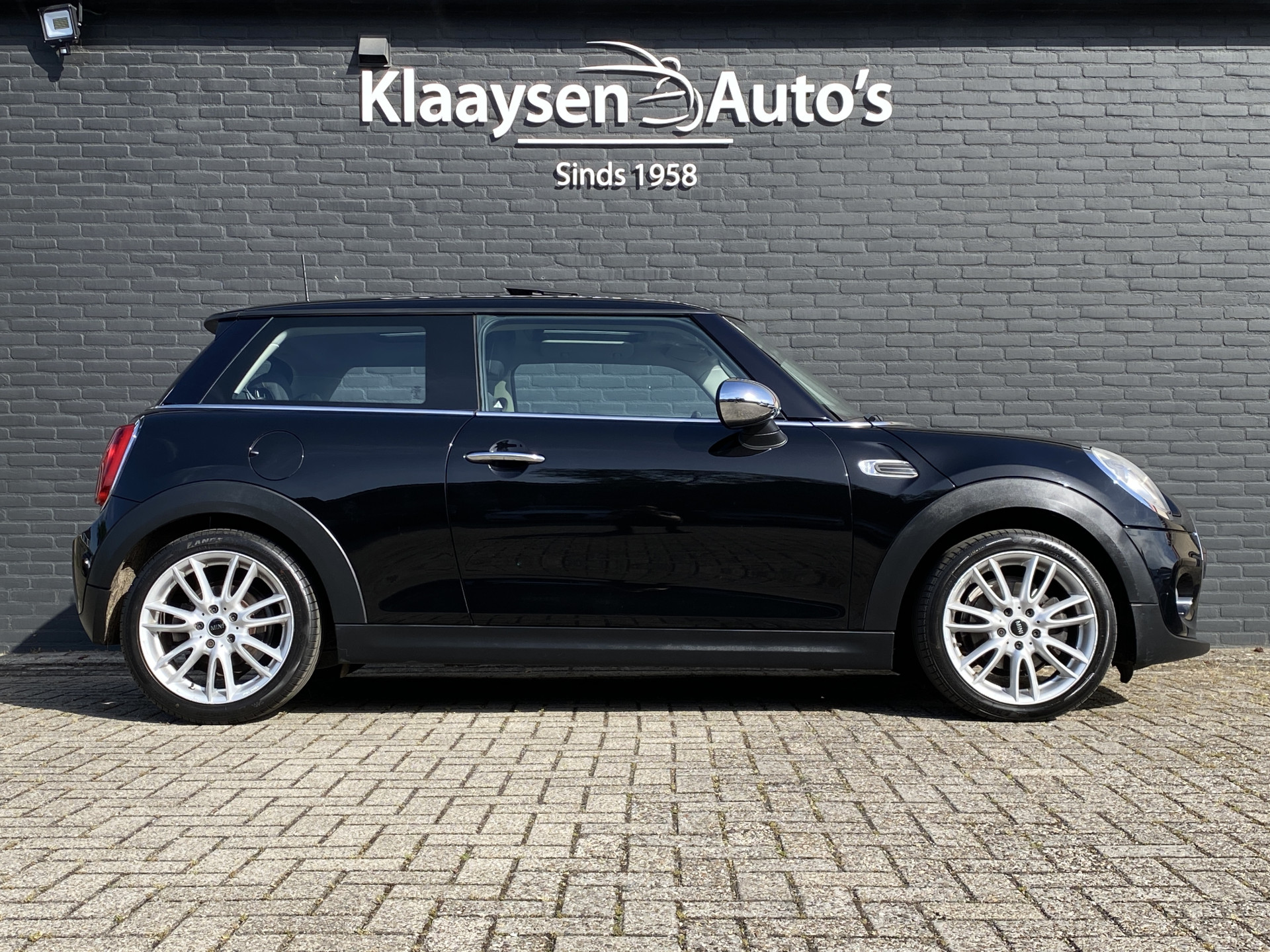 MINI Mini 1.5 Cooper Pepper 136 pk | navigatie | panoramadak | bluetooth | cruise control | chromen details | trekhaak