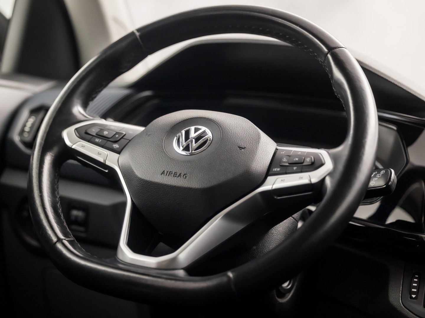 Volkswagen T-Cross 1.0 TSI Sport (APPLE CARPLAY, CAMERA, GETINT GLAS, CRUISE, LM VELGEN, SPORTSTOELEN, NIEUWSTAAT)