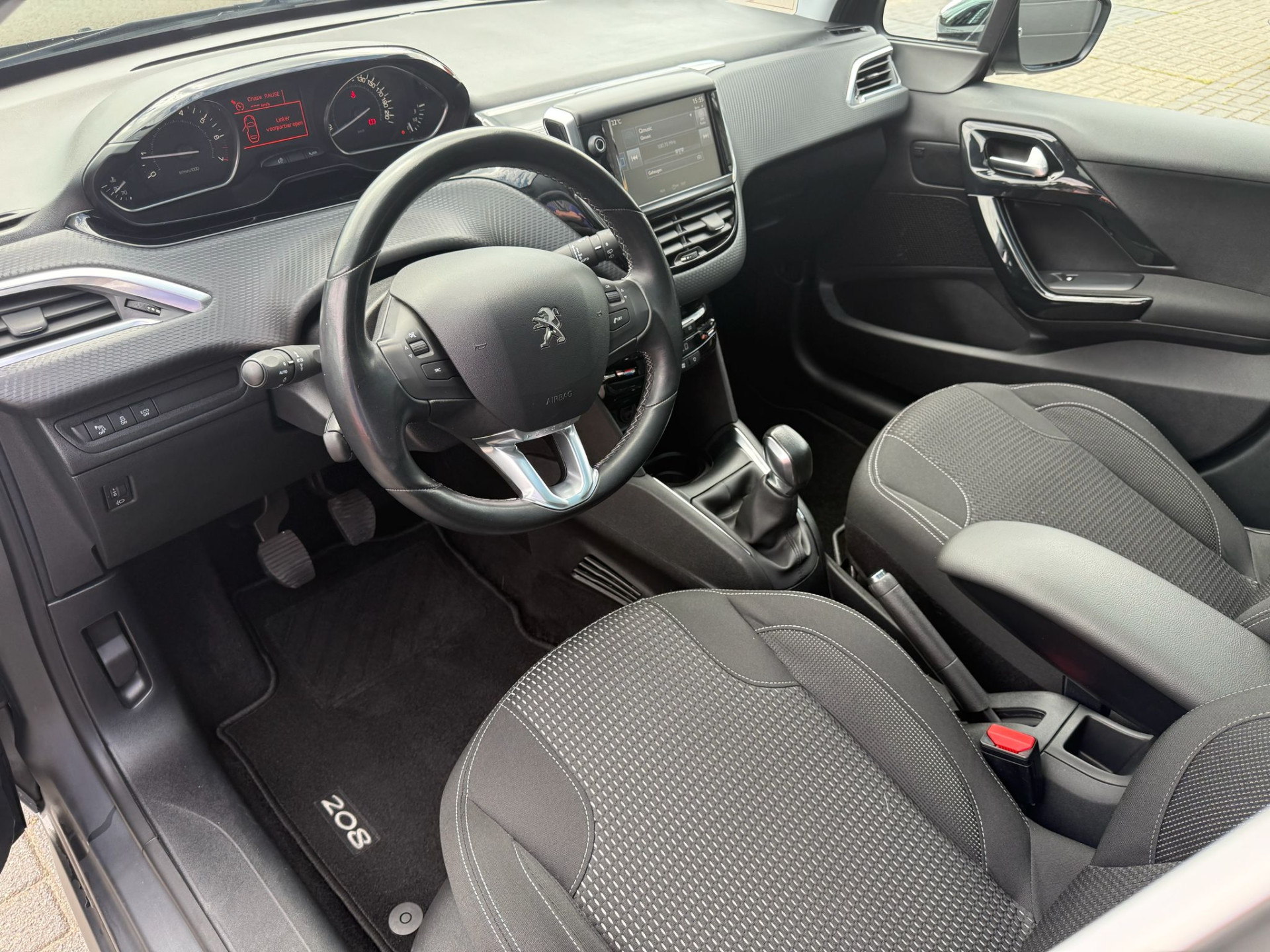 Peugeot 208 1.2 110PK Allure | 2E EIGENAAR | 3/6/12MND GARANTIE | PANO | DAB | CARPLAY | NAVI | CRUISE | JBL | AIRCO | TREKHAAK | MAT |